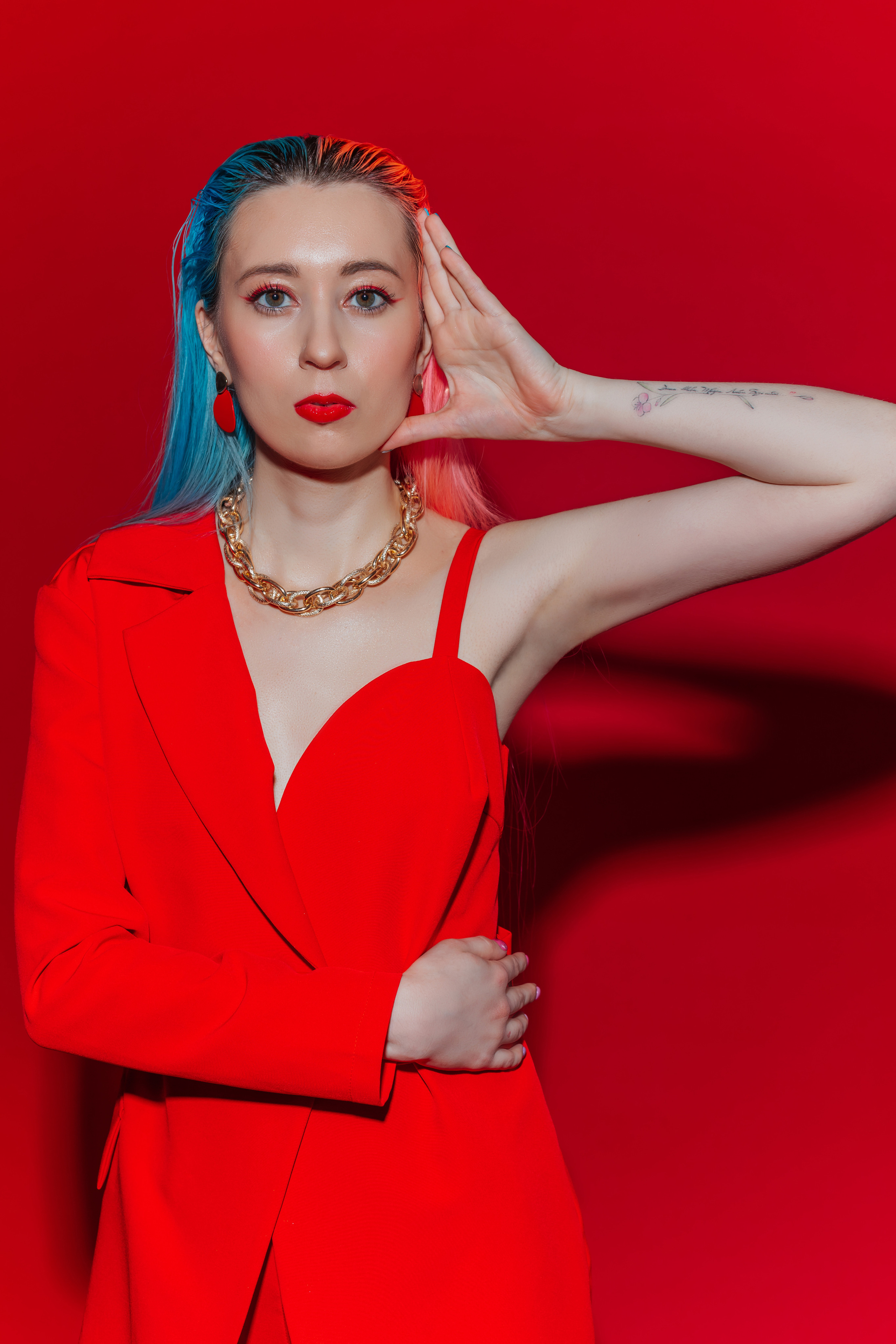 Съёмка на красном фоне. Главная