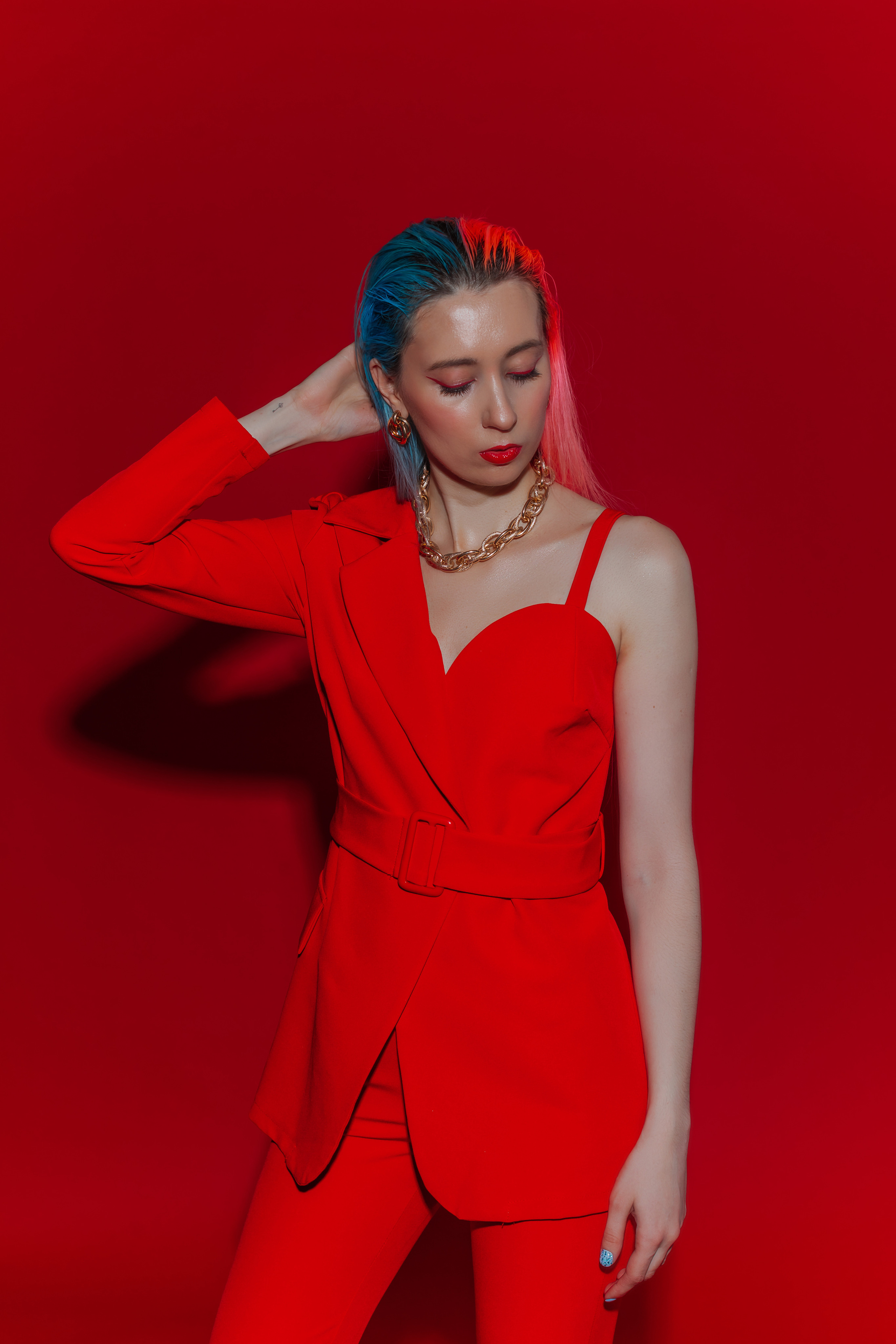 Съёмка на красном фоне. Главная