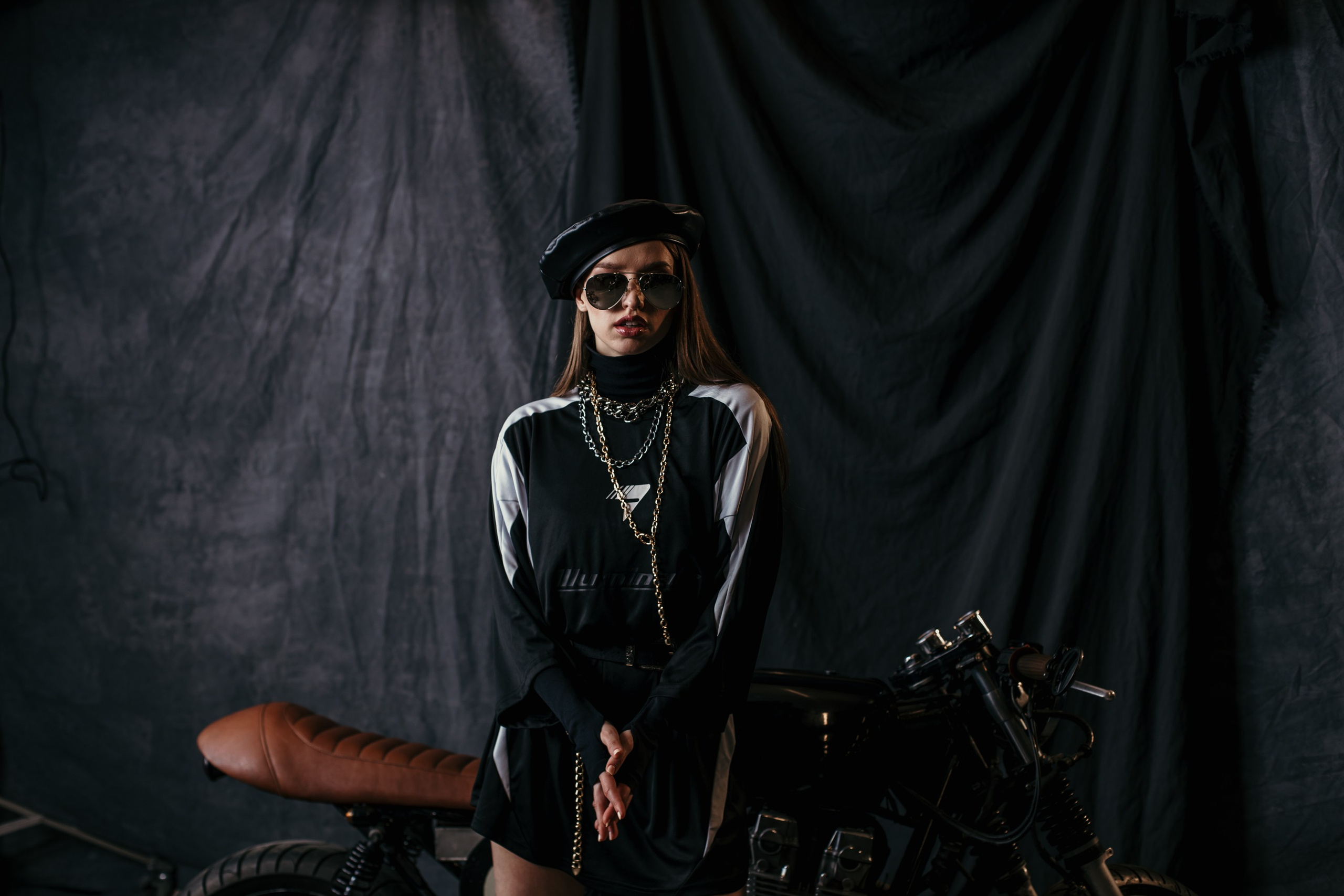 Девушки-байкеры — Фотосессия с мотоциклом в Питере. Свадебный, семейный, портретный, репортажный фотограф в Санкт-Петербурге