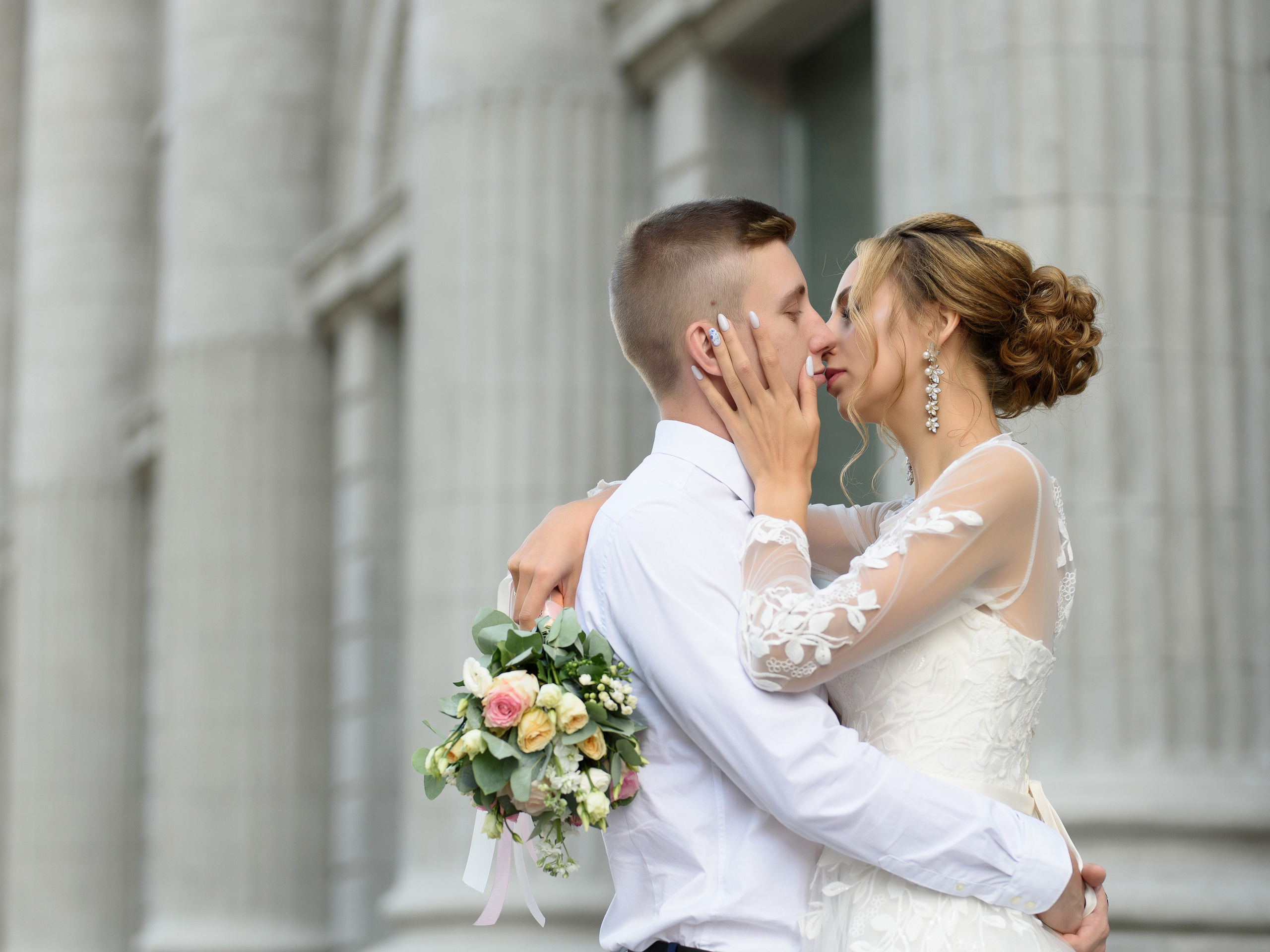 Момент поцелуя молодоженов.