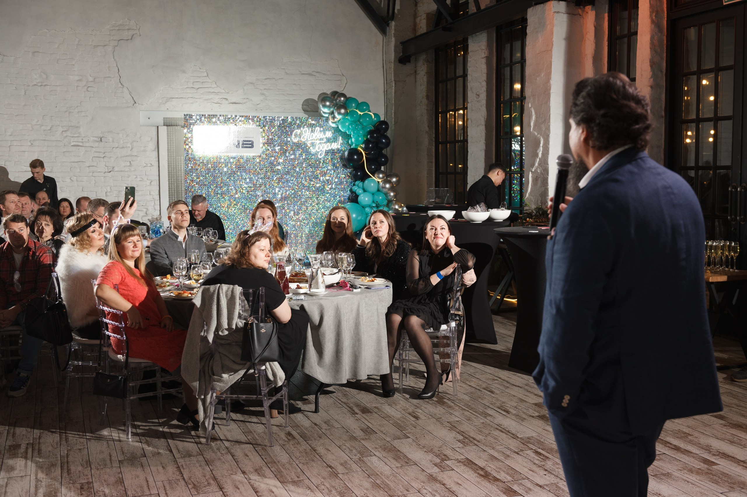 Новогодний корпоратив в стиле Неоновая вечеринка. Праздничное агентство ПИОН