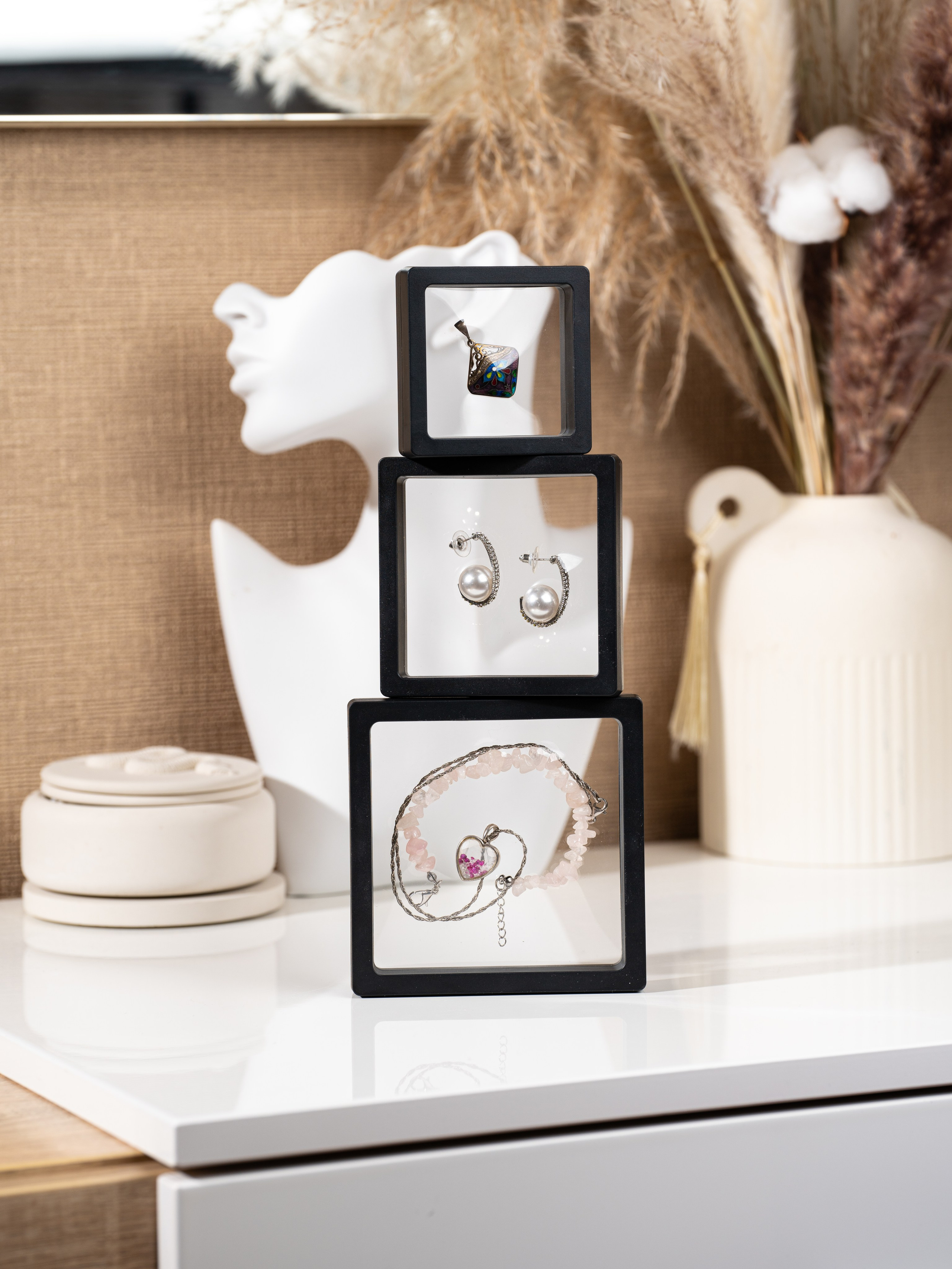 В декоре. Предметный фотограф