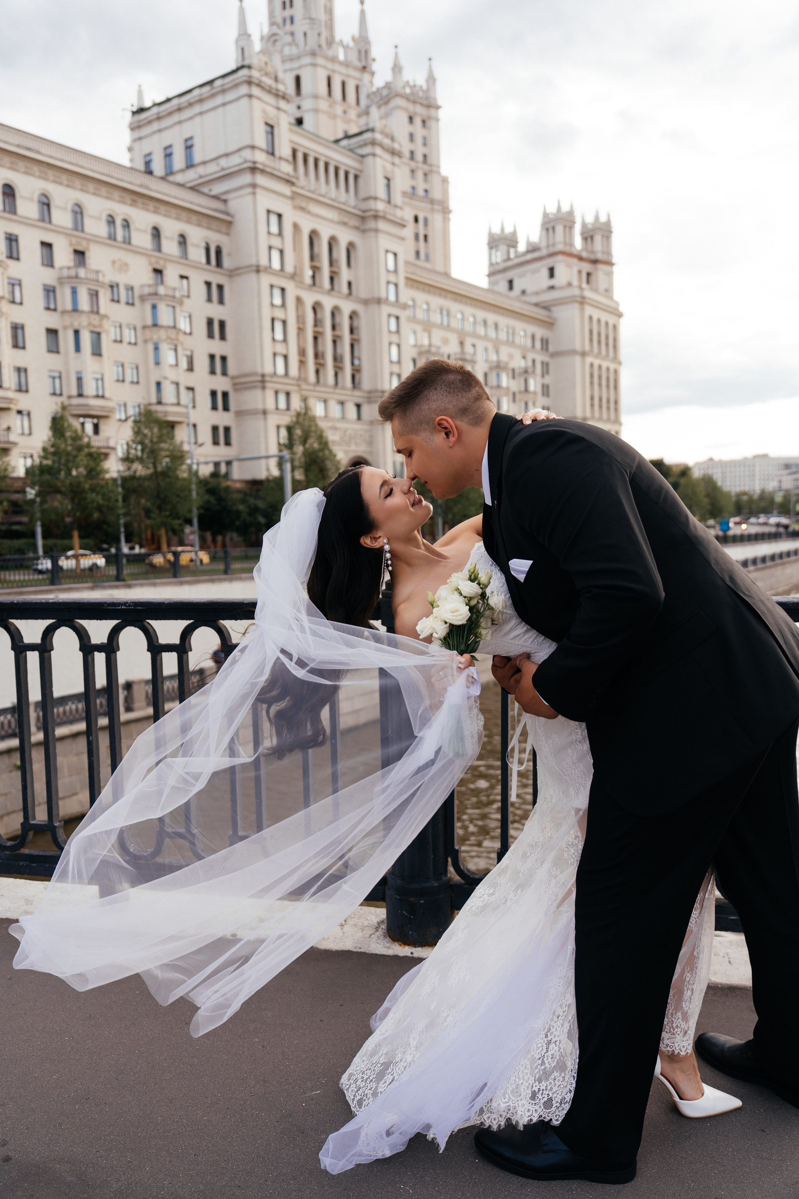 Свадебная фотосессия в Москве у высотки на Котельнической набережной. Свадебный фотограф в Москве Анна Полушина