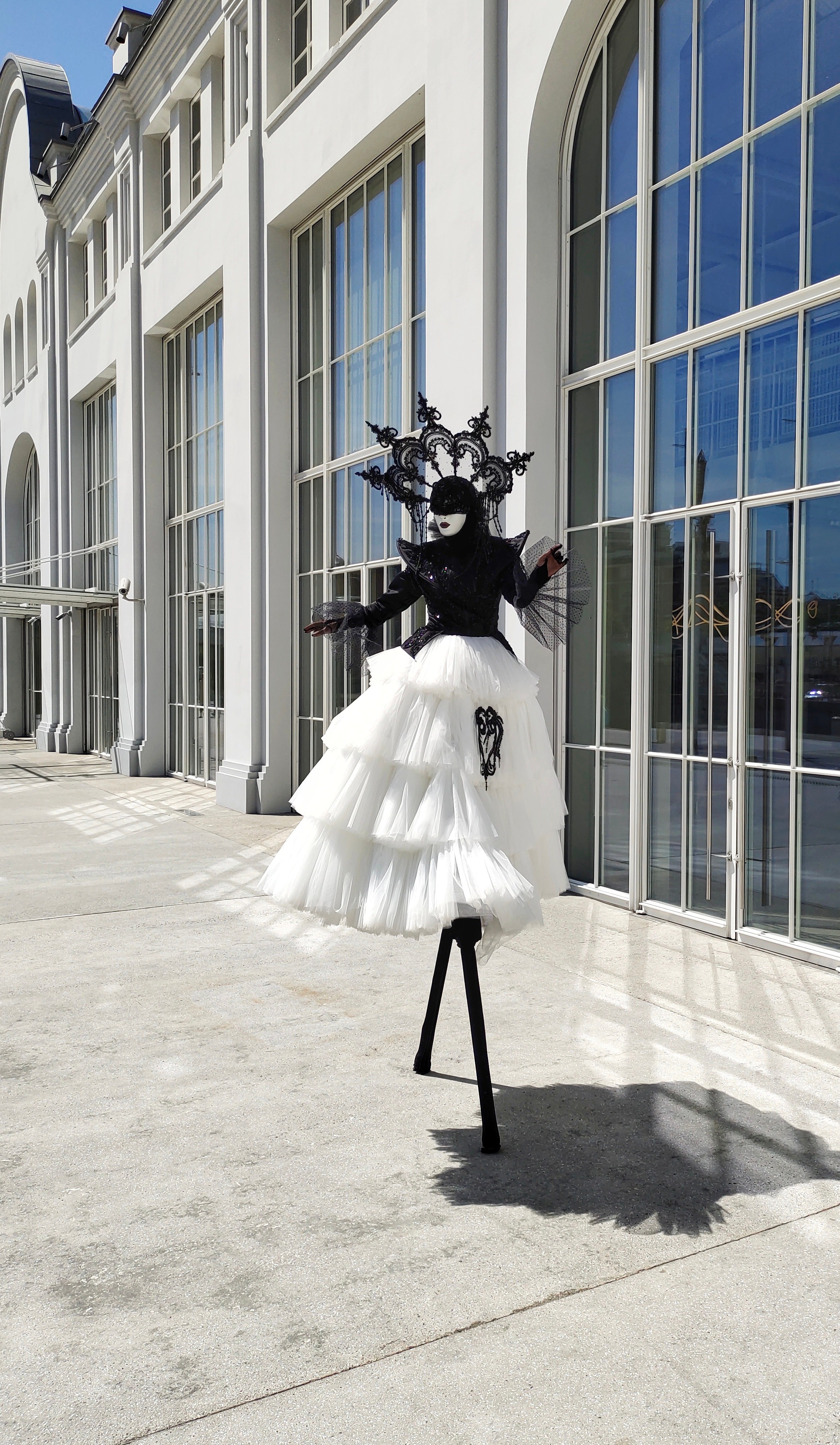 Персонаж Сажа. Мимы и Ходулисты на встречу гостей. Москва