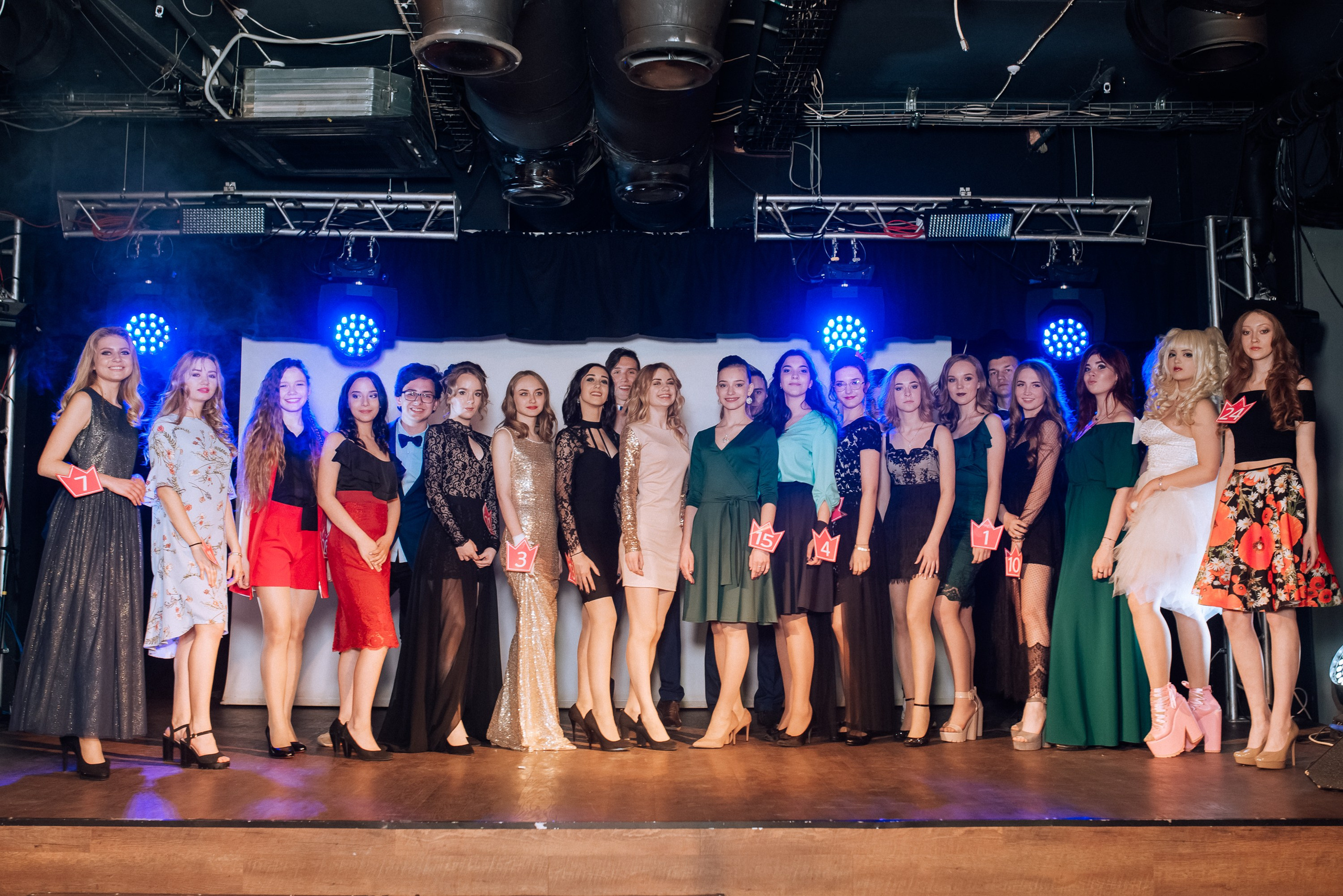 Групповое фото участниц конкурса Мисс Старшеклассница на сцене под софитами, репортажная съемка Василий Дан