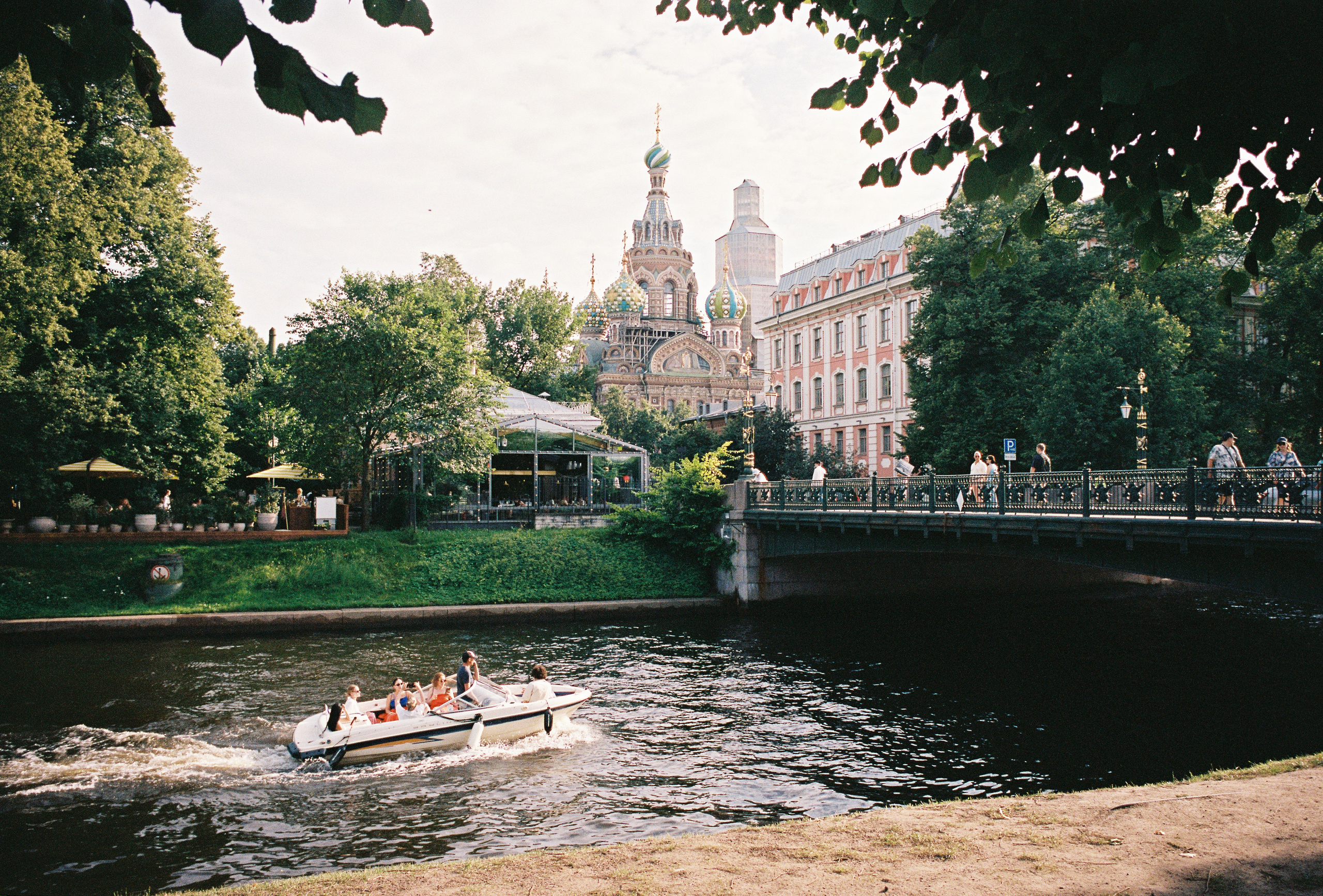 Вид на Мало-Конюшенный мост и Спас на Крови в Санкт-Петербурге