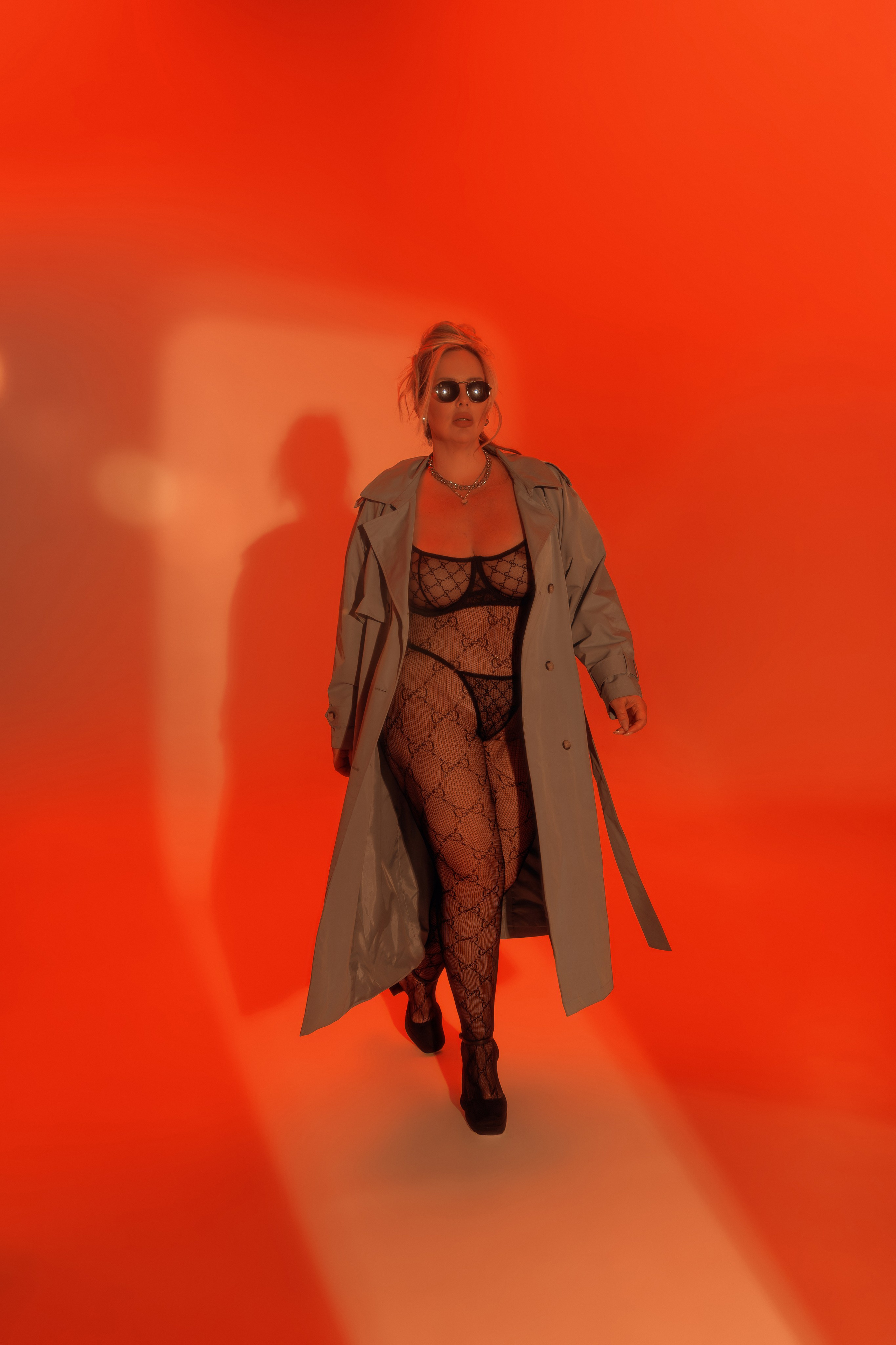 Фотосессия с красным светом модели плюс сайз. Ню фотосессия модели плюс сайз