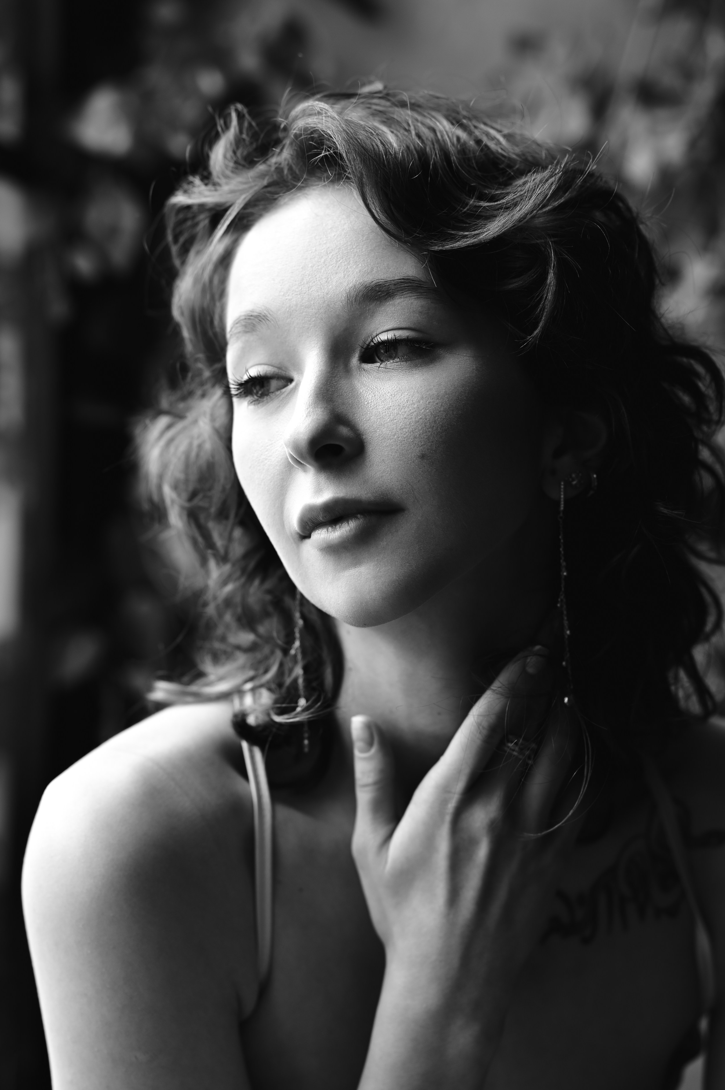 Портрет с глубиной — чёрно-белая съёмка у окна в классическом стиле