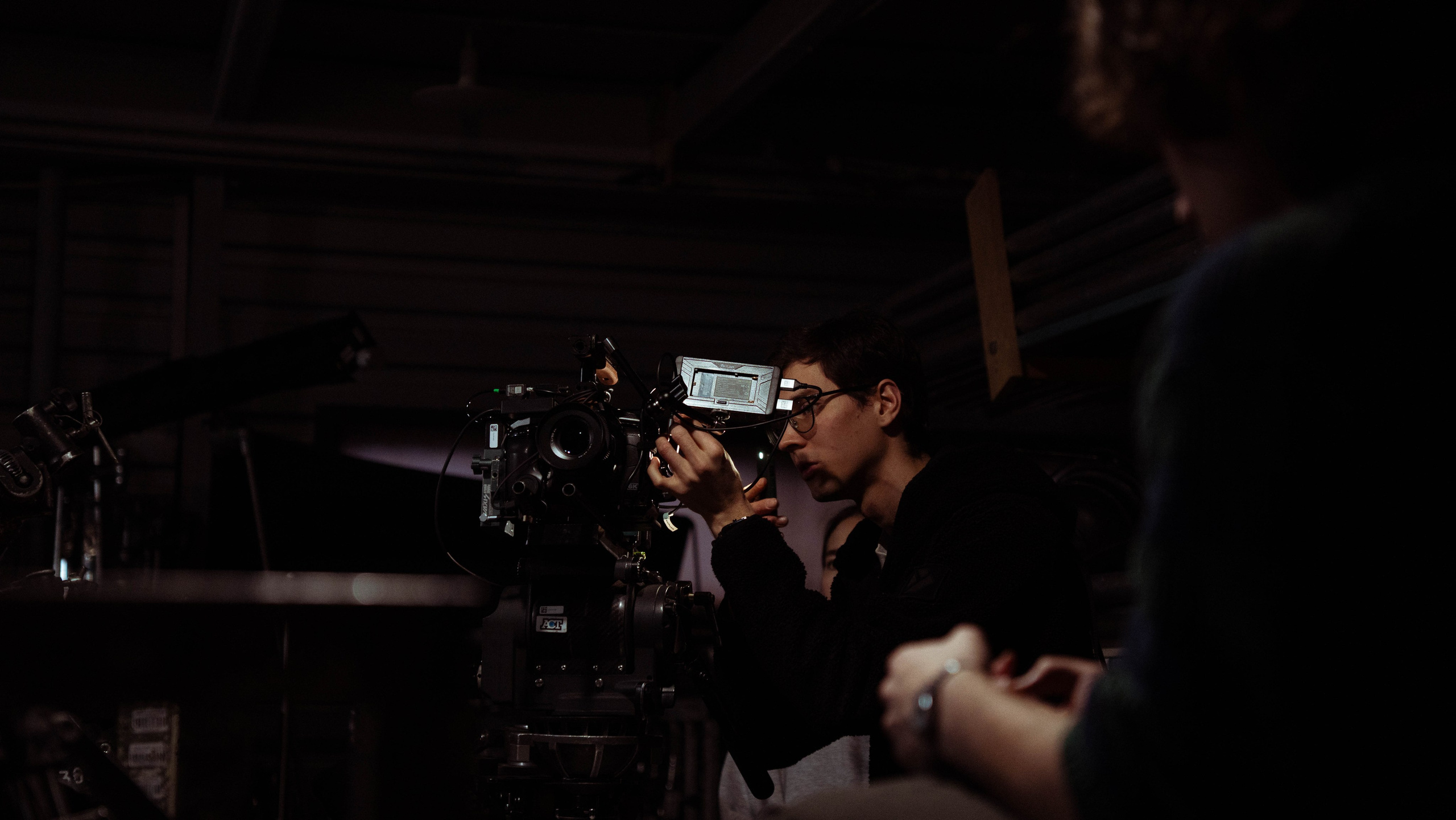 BACKSTAGE. V