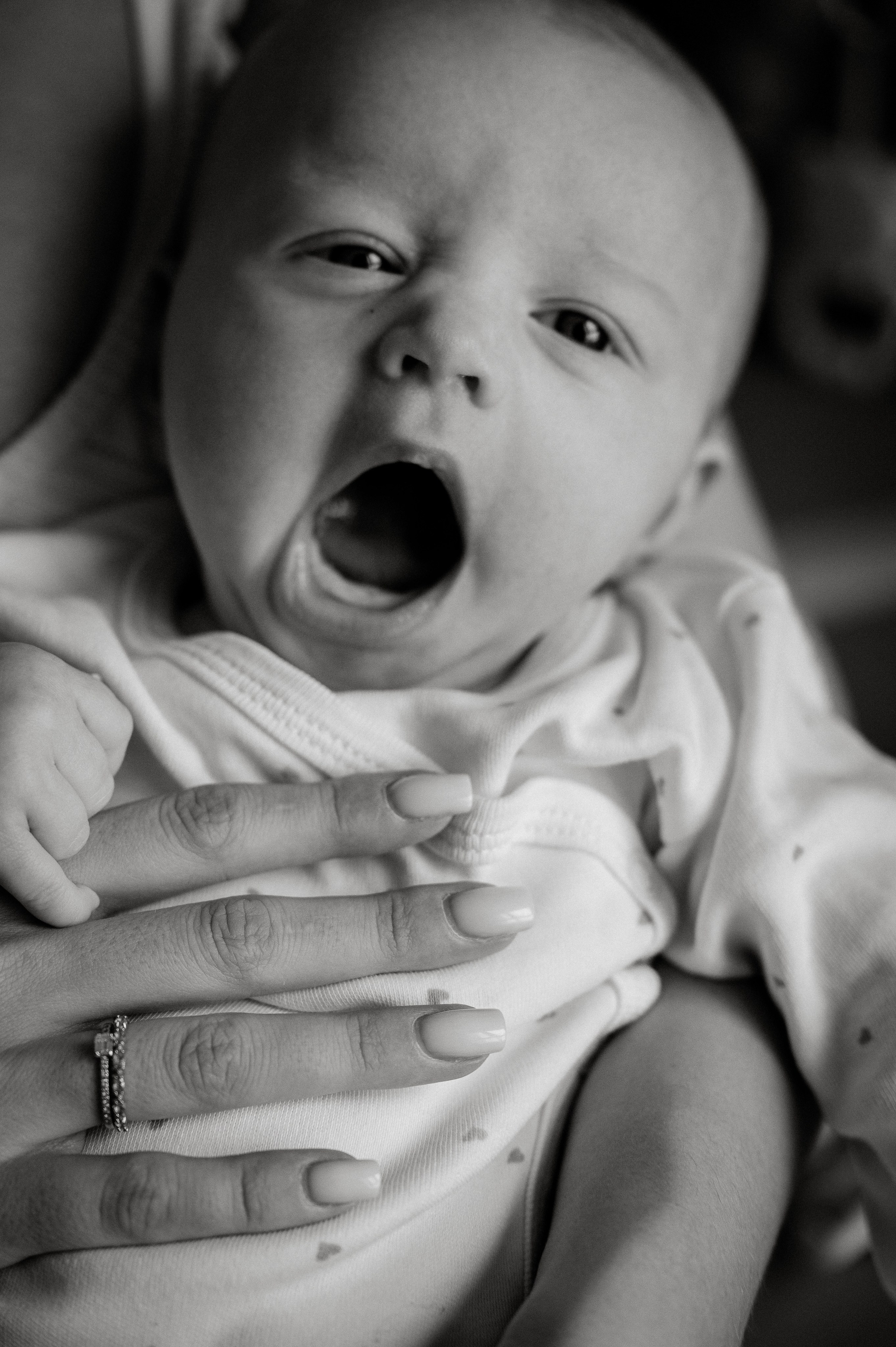 Малышка Зои с мамой и бабушками. Фотограф беременности и семьи, домашние съемки, Ньюборн