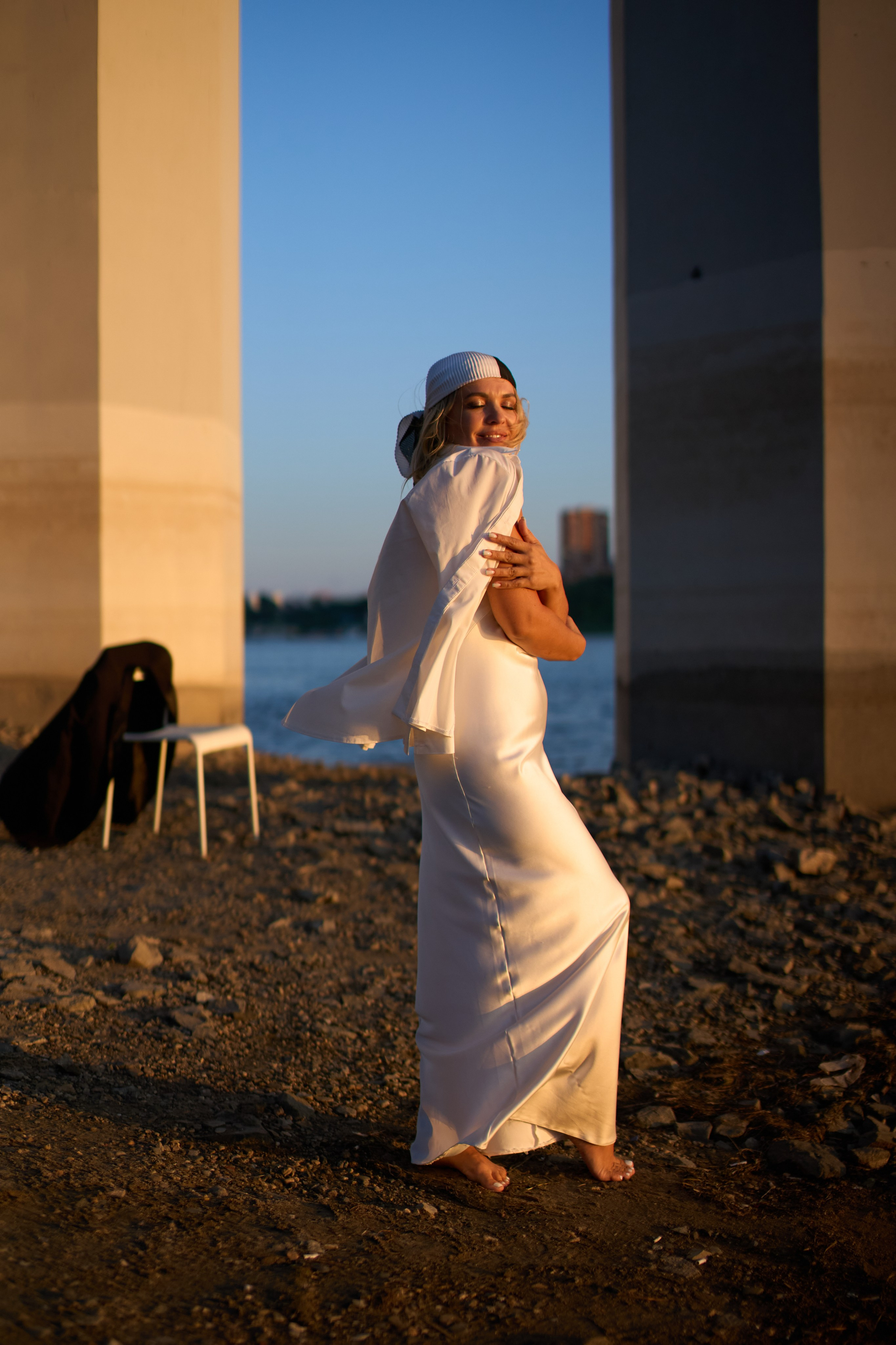 Фотосессия на закате под бугринским мостом. Репортажный и женский фотограф в Новосибирске