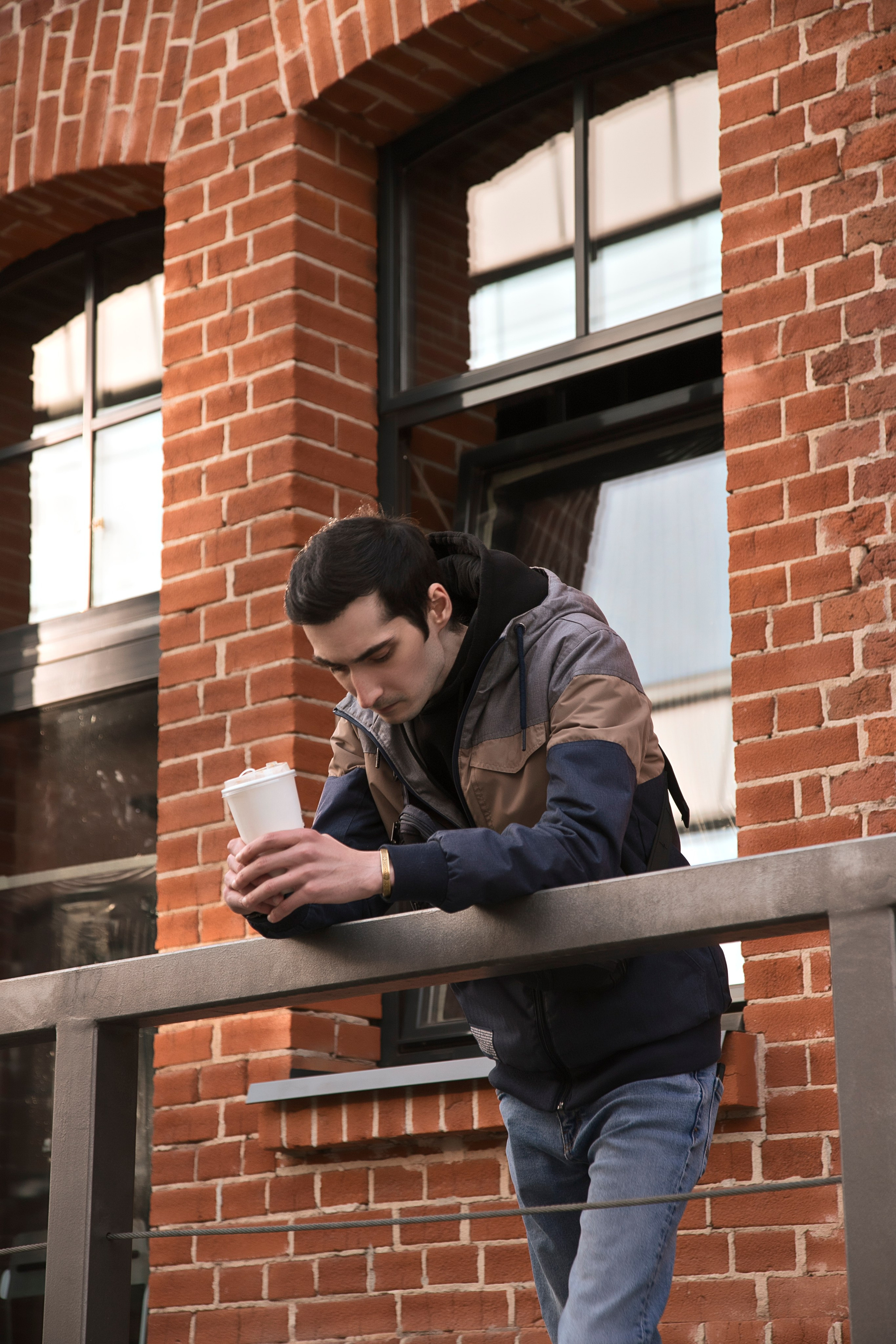 Мужская фотосессия на улице. Профессиональный фотограф в Москве