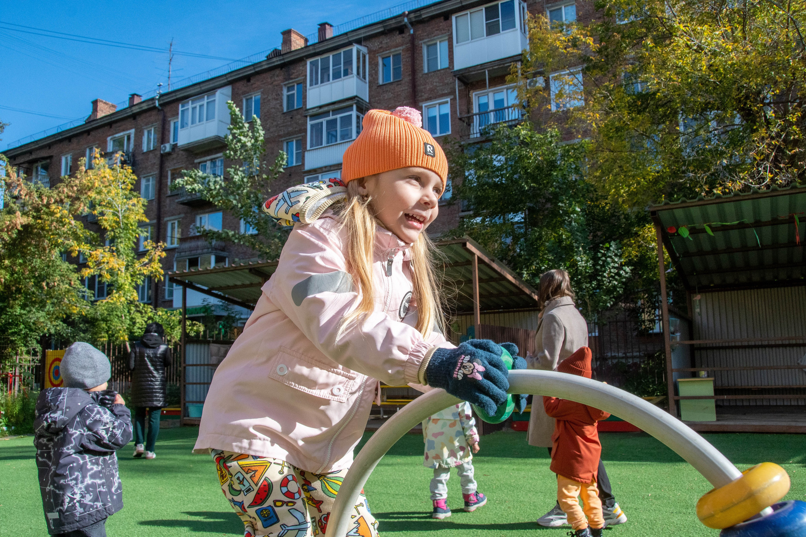 2023 г. День дошкольного работника и прогулка. Репортажный и детский фотограф в Новосибирске