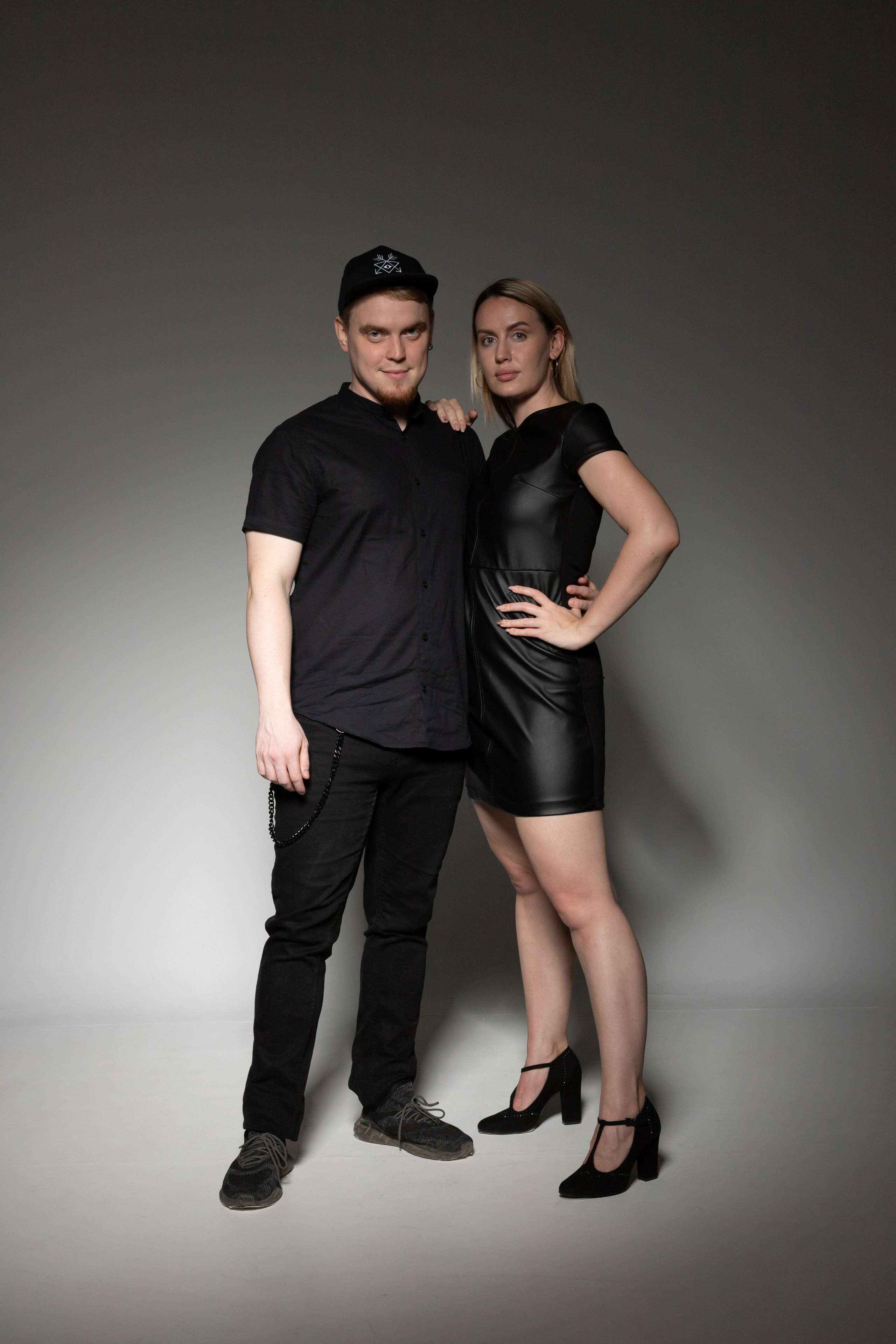 Семейный портрет на фоне. Фотограф в Тюмени Даша Михнова. Портреты, фотопроекты, фотодни