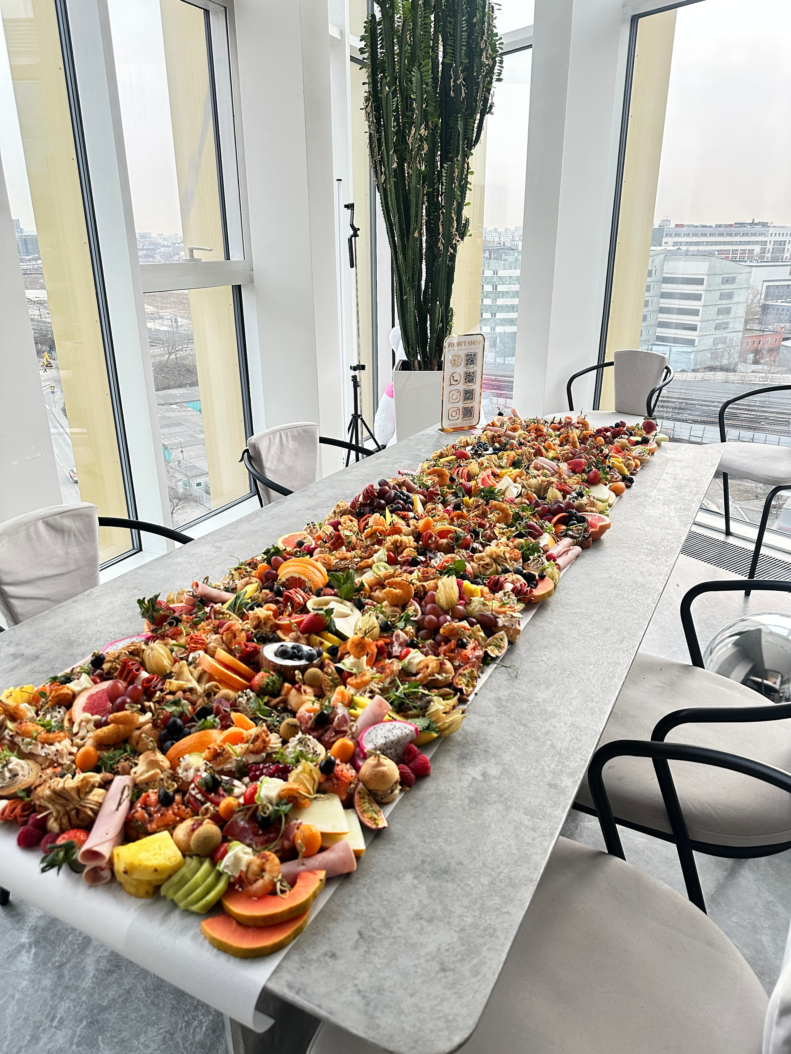 Столы. Выездной кейтеринг, съедобные букеты, торты и сладости на заказ