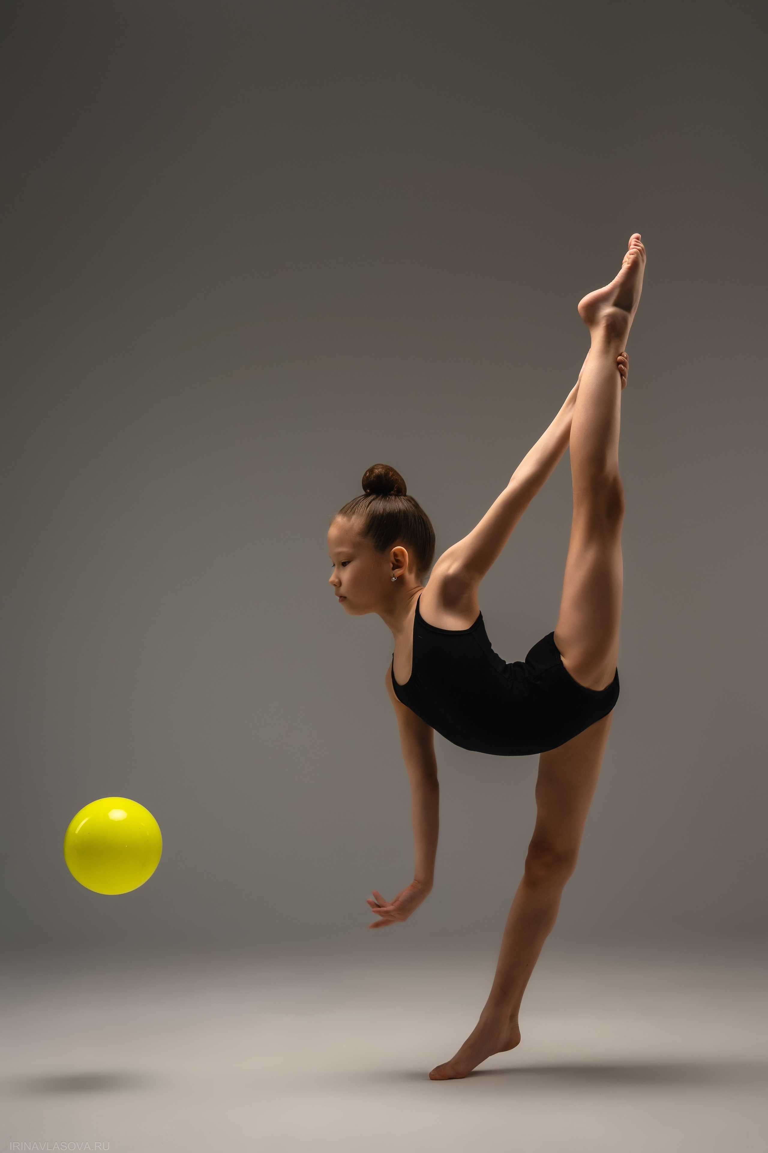 гимнастка с мячом топовый фотограф спортсменов