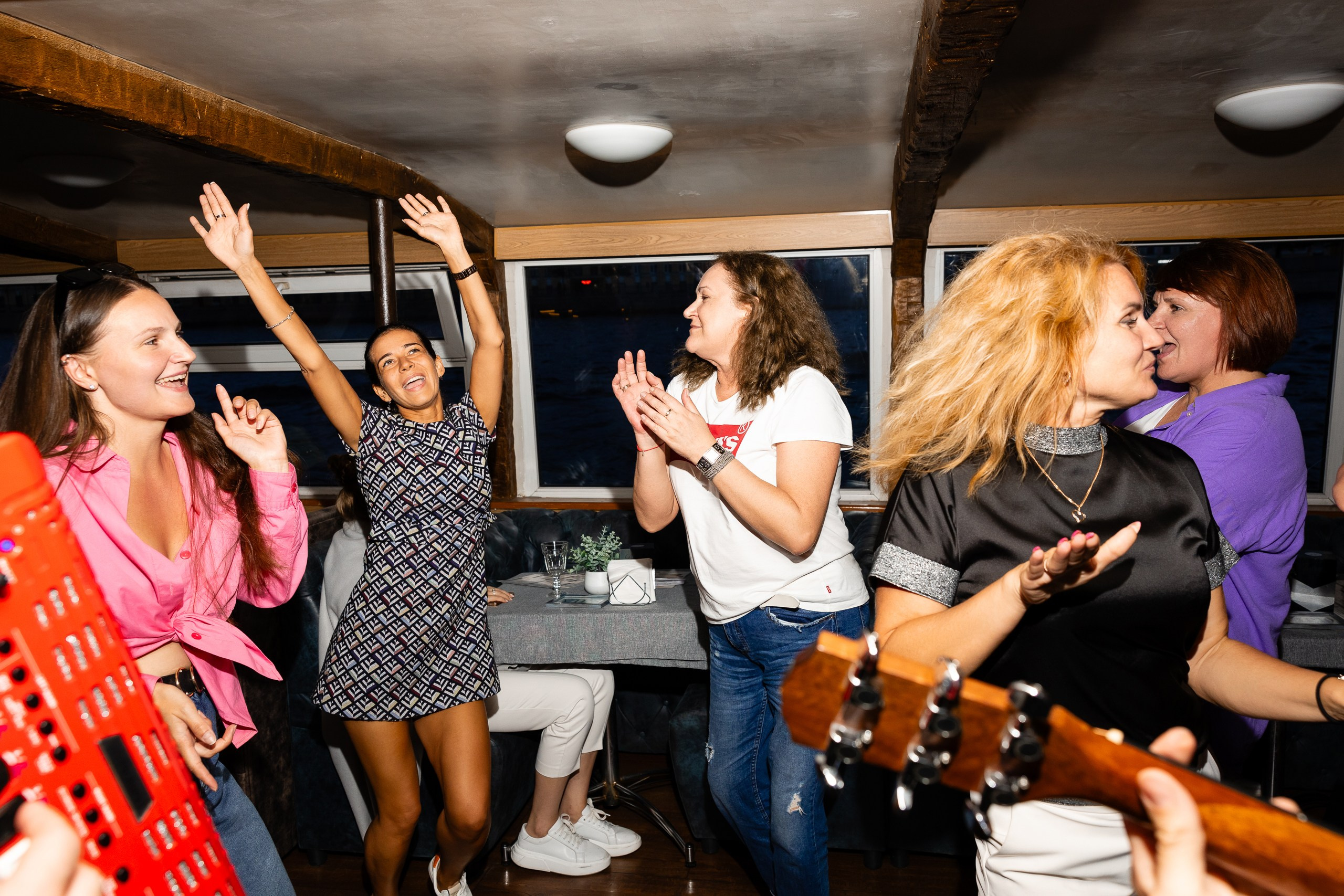 Экскурсия на двухпалубном теплоходе по Неве. Фотограф в Санкт-Петербурге — Сергей Петров