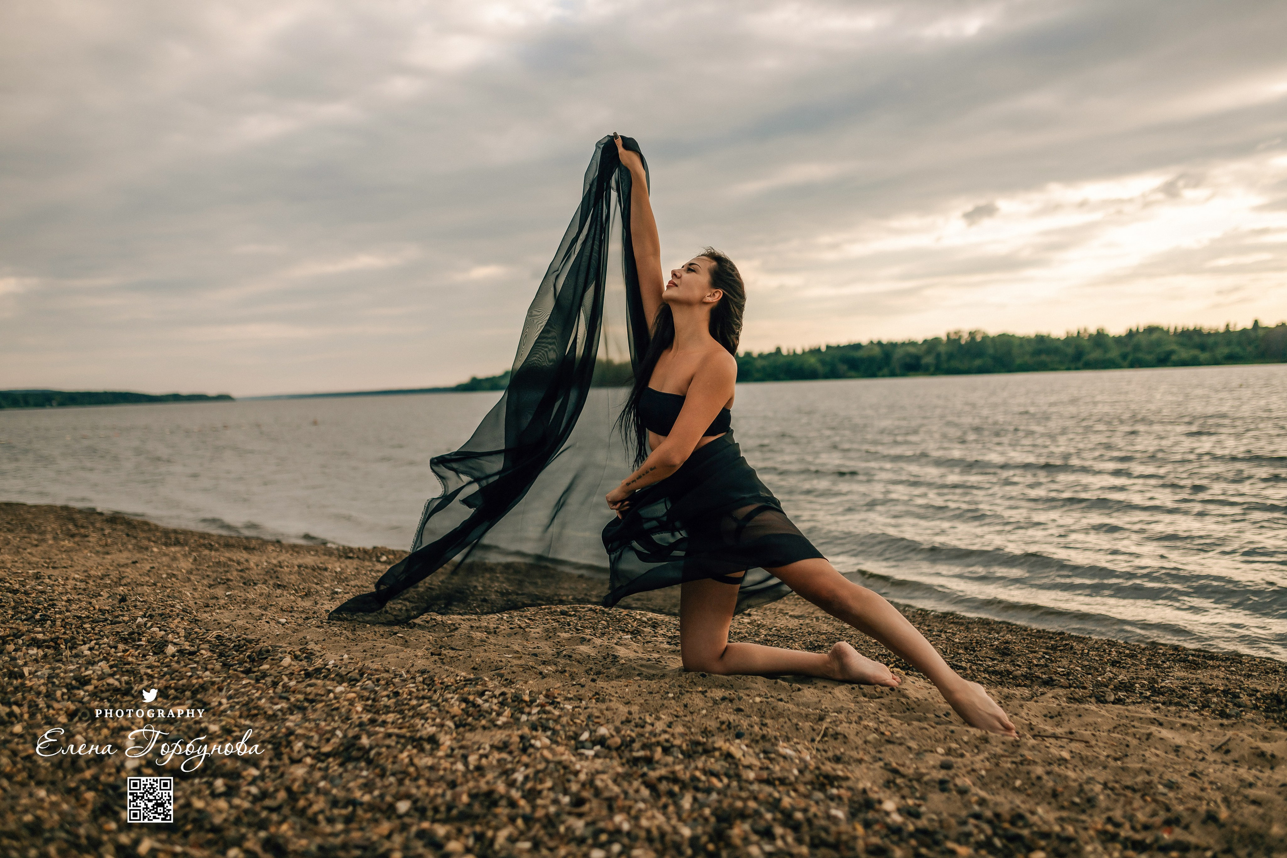 Черная серия с тканью. Набережная. Александра и Таисия. Июль 2025 г. Фотограф Пермь. Свадьбы. Семья и дети, школа, д. сад. Фотокниги