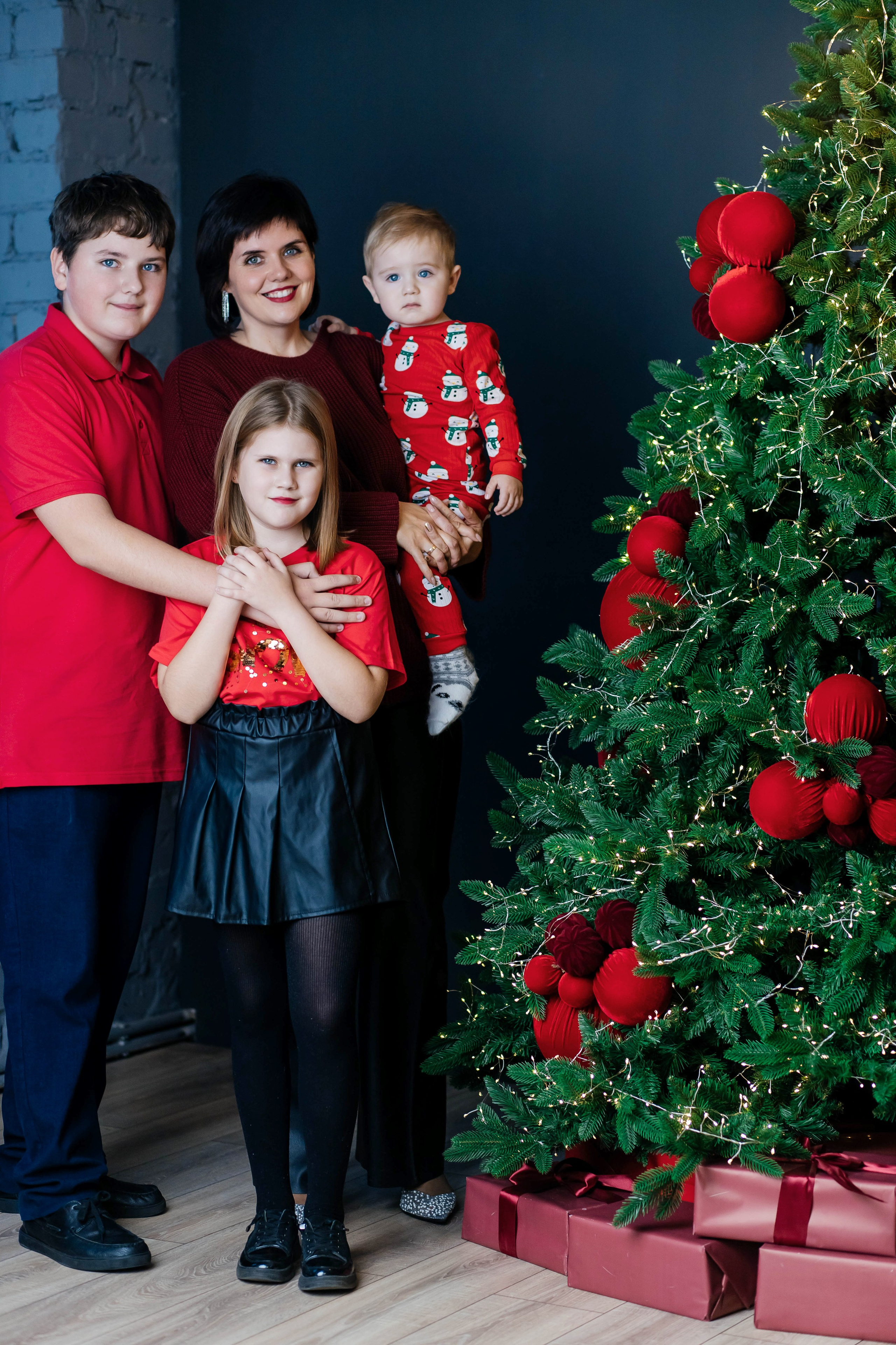 Оля и детки Новый год 2026. Женский фотограф в Оренбурге Ирина Заводчикова
