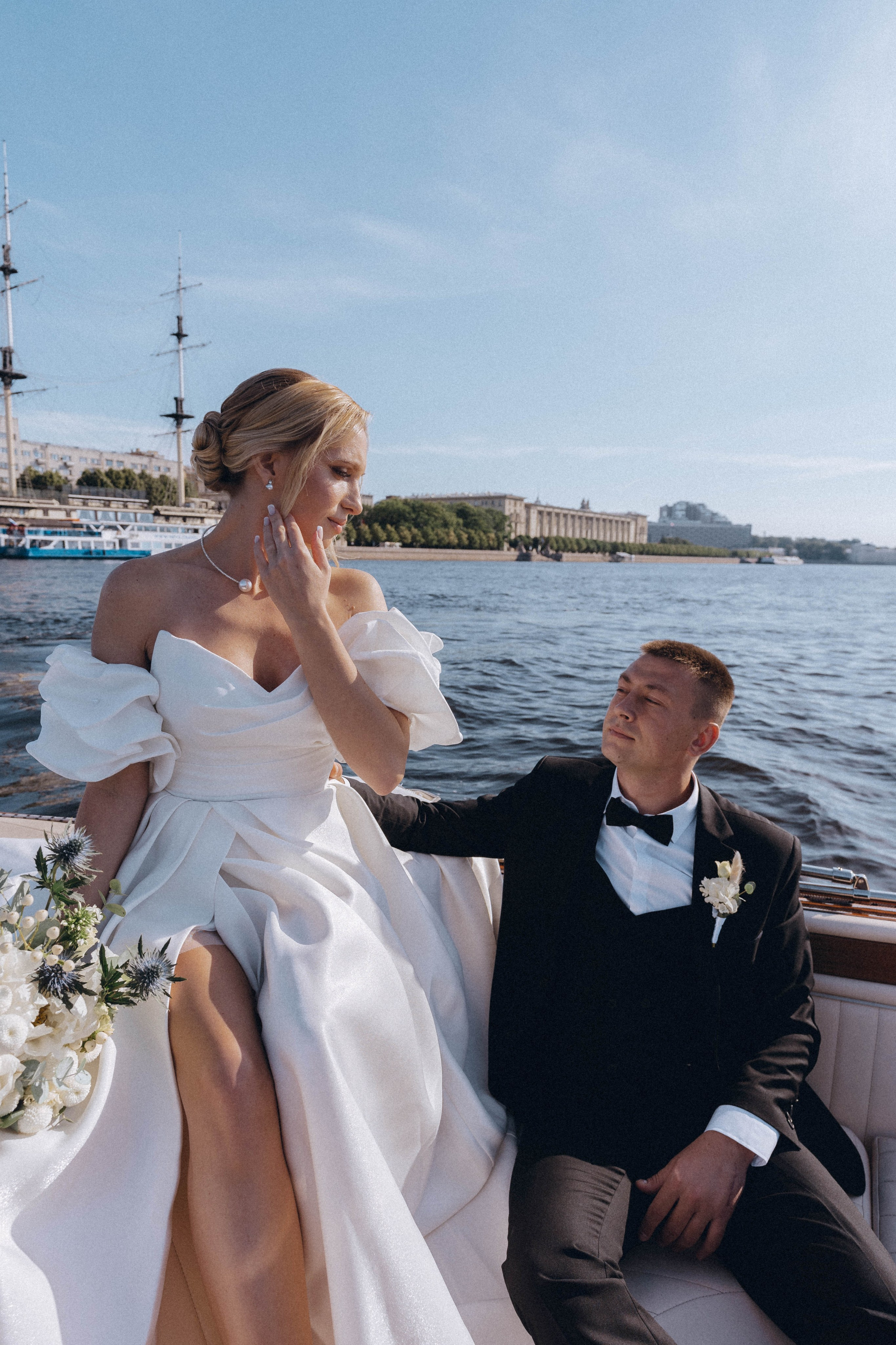 СВАДЕНБНАЯ СЬЕМКА НА КАТЕРЕ ПО КАНАЛАМ САНКТ-ПЕТЕРБУРГА И В АКВАТОРИИ НЕВЫ. Профессиональный фотограф, Санкт-Петербург — Виктория Богомолова