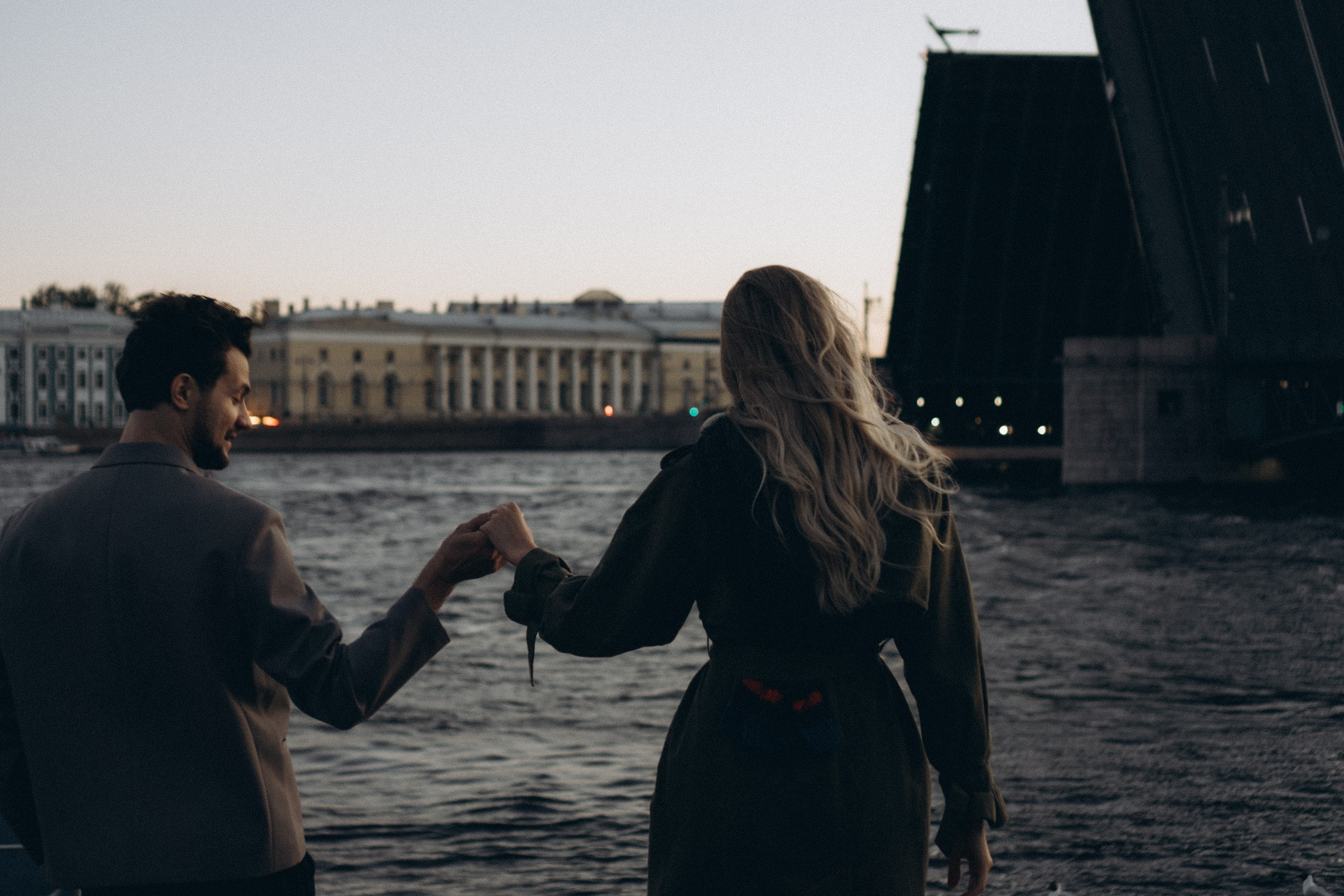 СВАДЕБНАЯ СЬЕМКА ПАРЫ НА РАССВЕТЕ В БЕЛЫЕ НОЧИ И ПРОГУЛКА С РАЗВОДНЫМИ МОСТАМИ И ПИКНИК ВОЗЛЕ ИСАКИЕВСКОГО СОБОРА. Профессиональный фотограф, Санкт-Петербург — Виктория Богомолова