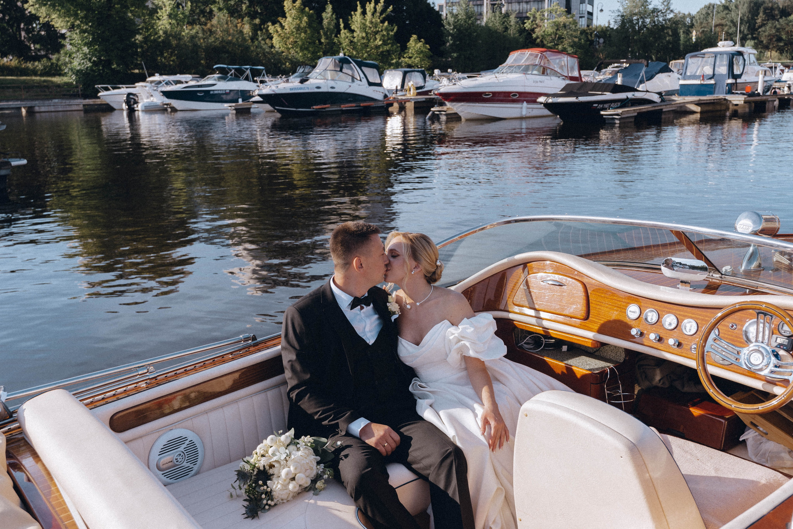 СВАДЕНБНАЯ СЬЕМКА НА КАТЕРЕ ПО КАНАЛАМ САНКТ-ПЕТЕРБУРГА И В АКВАТОРИИ НЕВЫ. Профессиональный фотограф, Санкт-Петербург — Виктория Богомолова