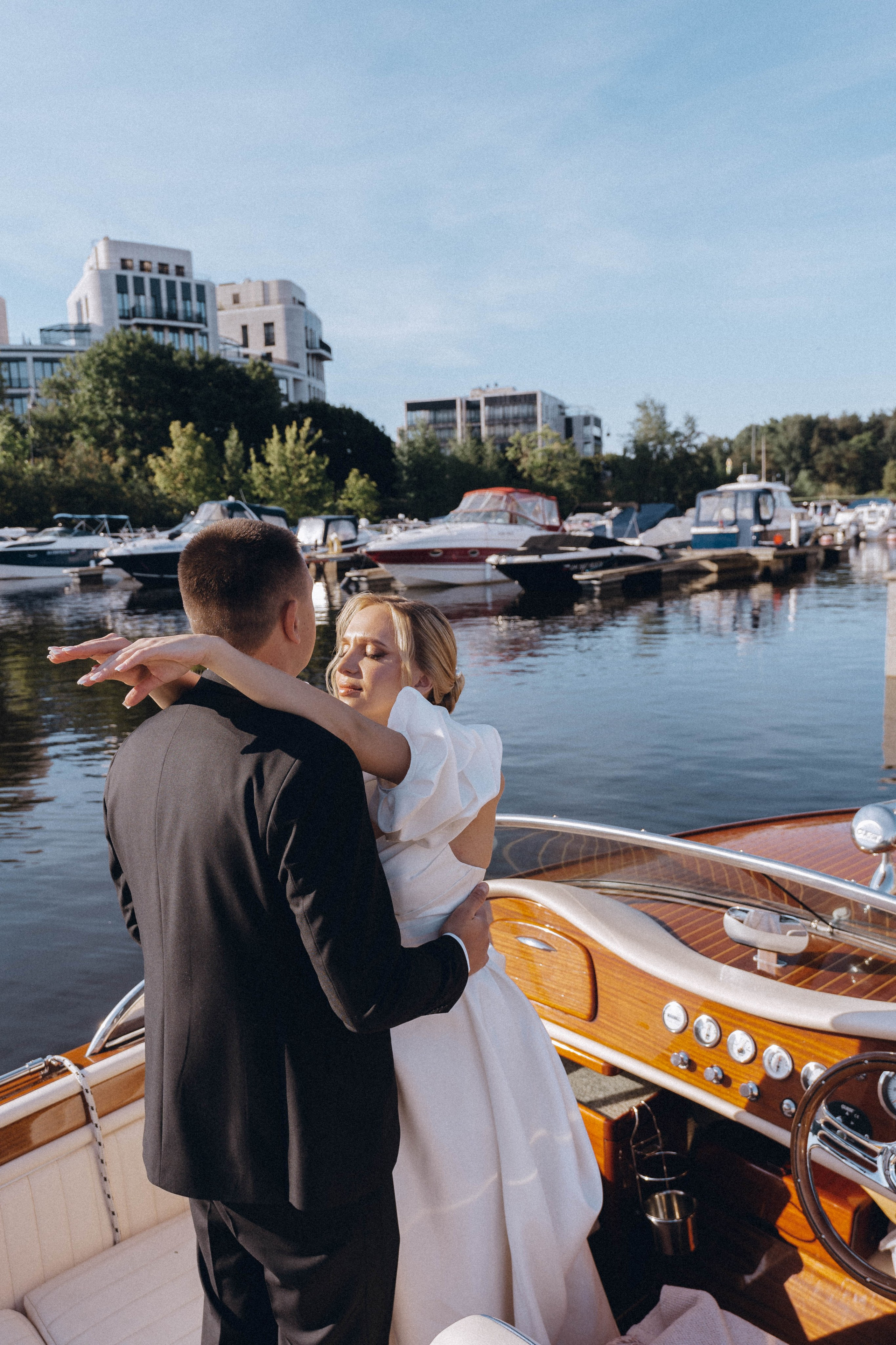 СВАДЕНБНАЯ СЬЕМКА НА КАТЕРЕ ПО КАНАЛАМ САНКТ-ПЕТЕРБУРГА И В АКВАТОРИИ НЕВЫ. Профессиональный фотограф, Санкт-Петербург — Виктория Богомолова