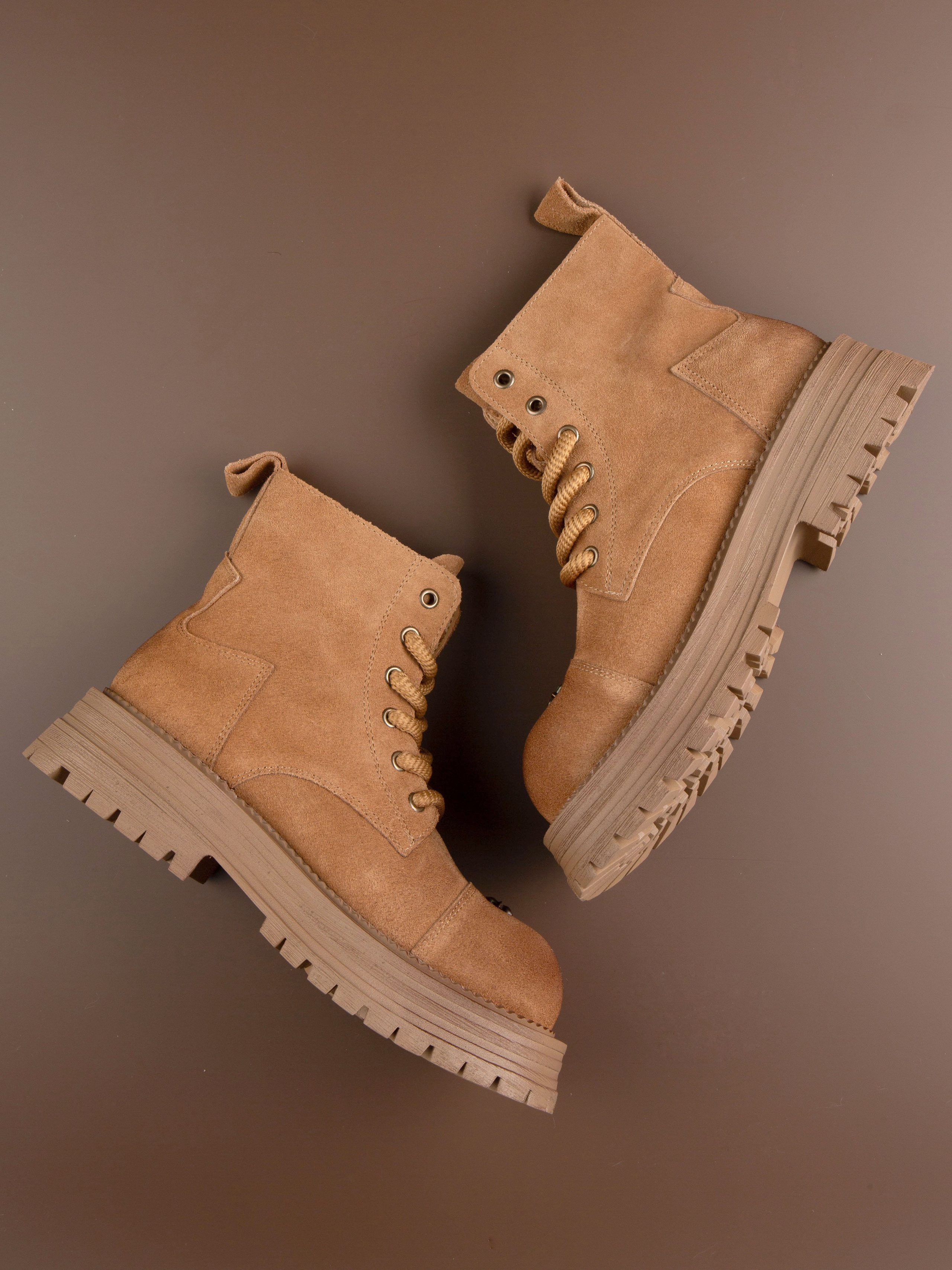 Обувь на цветных фонах. Фотограф Мария Кольцова