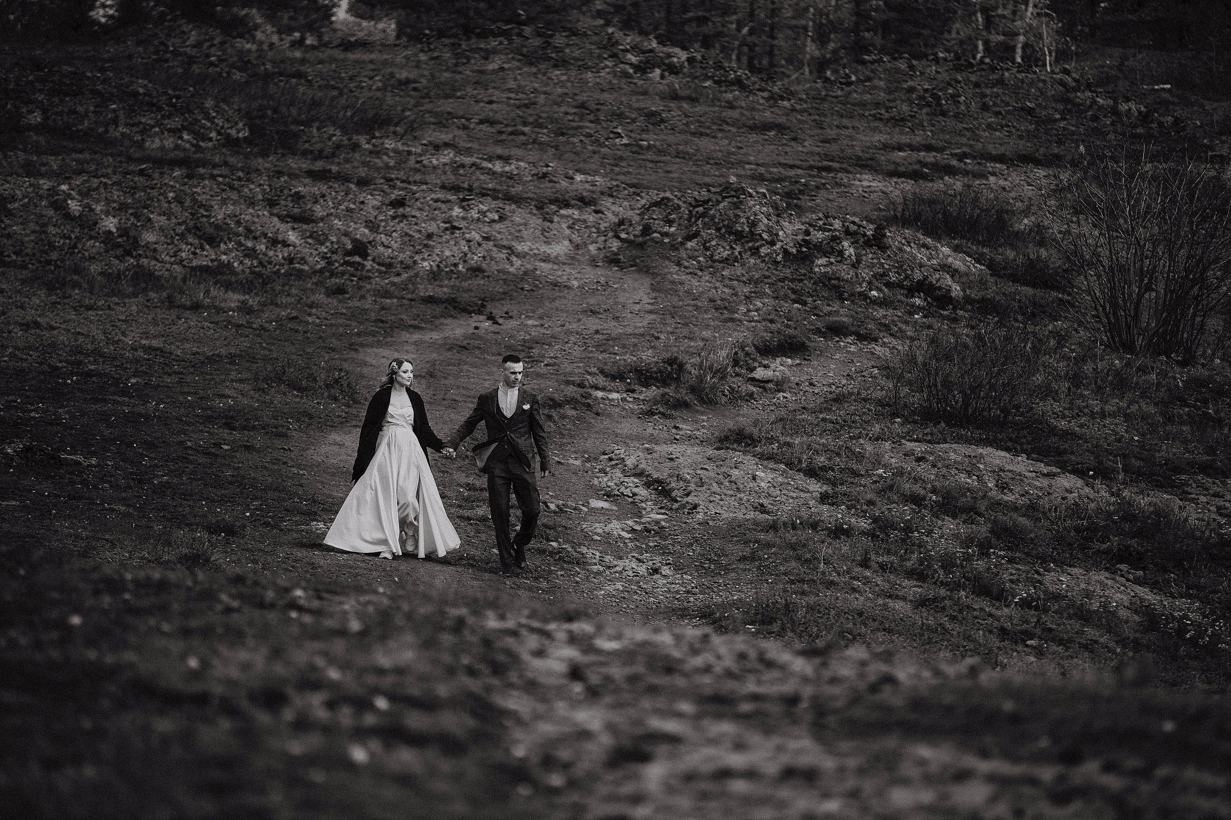 Невеста с женихом спускаются с горы держась за руки. фото Андрей Куликов