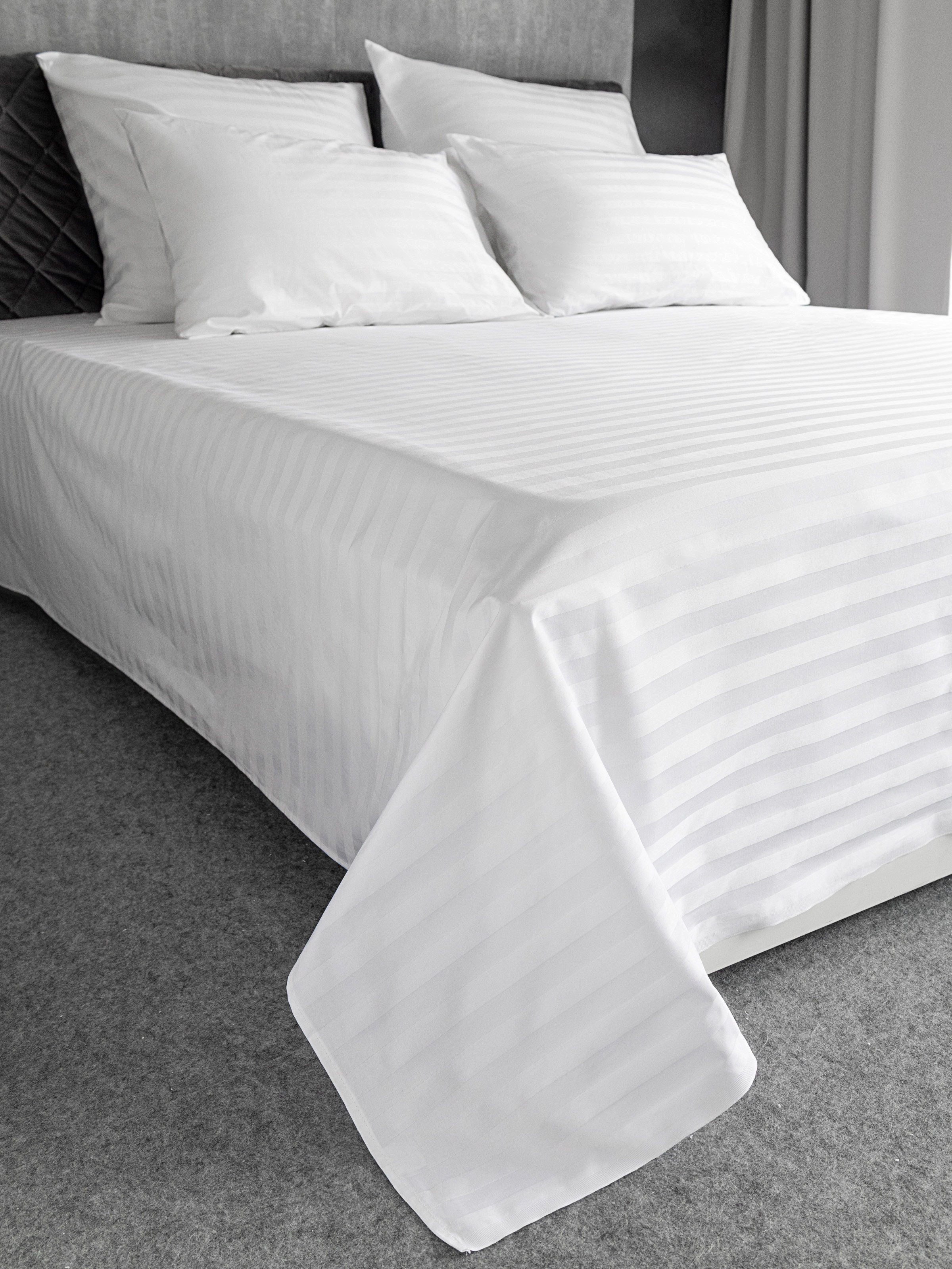 Комплект белья с белым страйп-узоров в спальне | Фото для сайта производителя текстиля