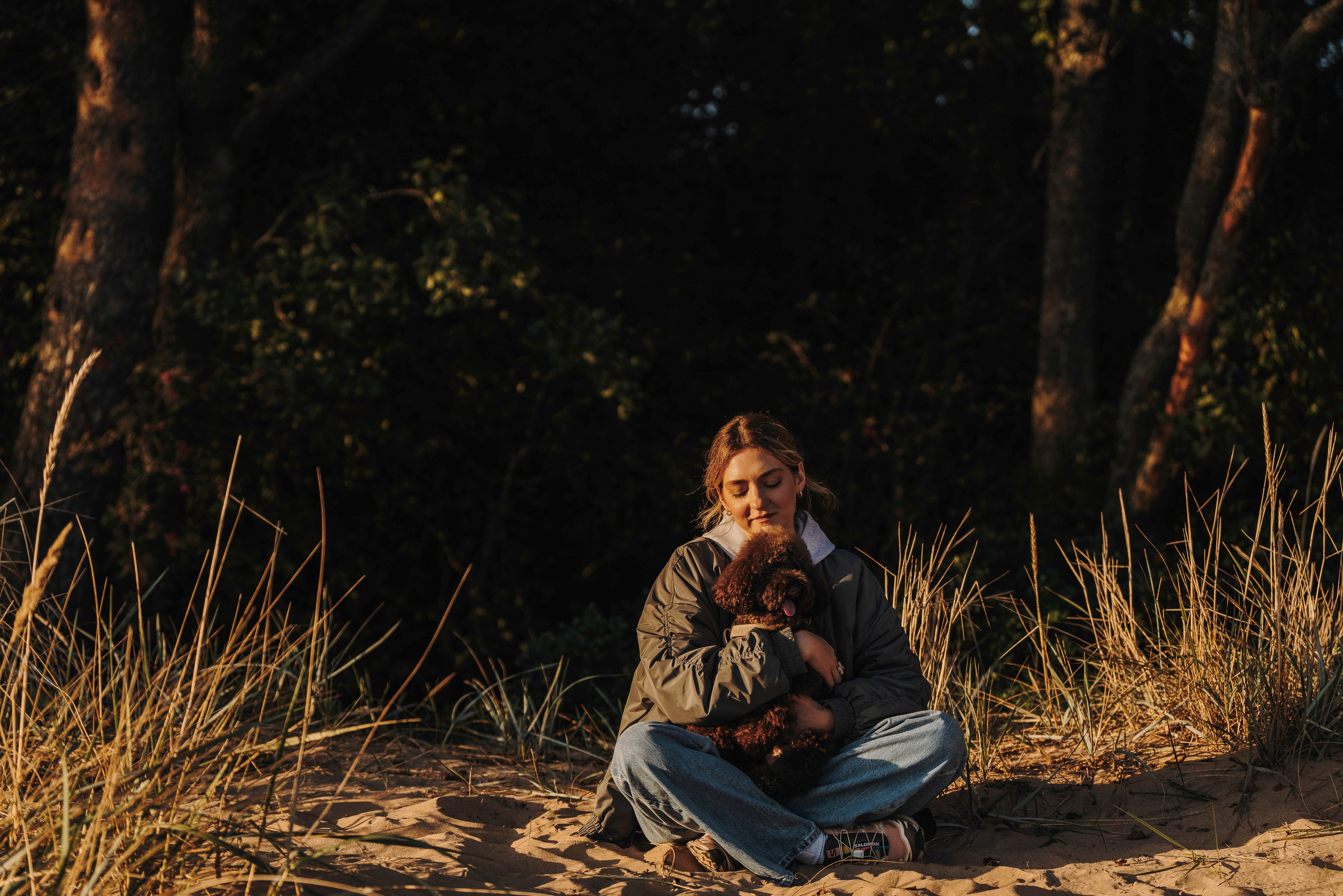 Фотосессия девушки с пуделем на пляже на закате. Фотограф анималист в Спб недорого Олеся Майорова