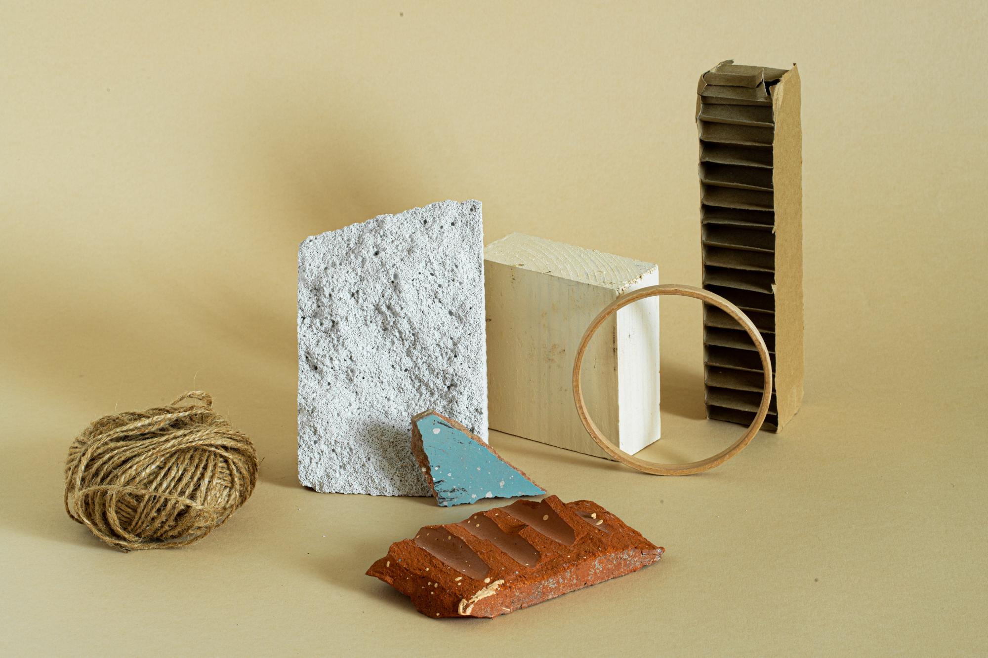 Абстрактный реквизит: картон, бетон, деревянные формы