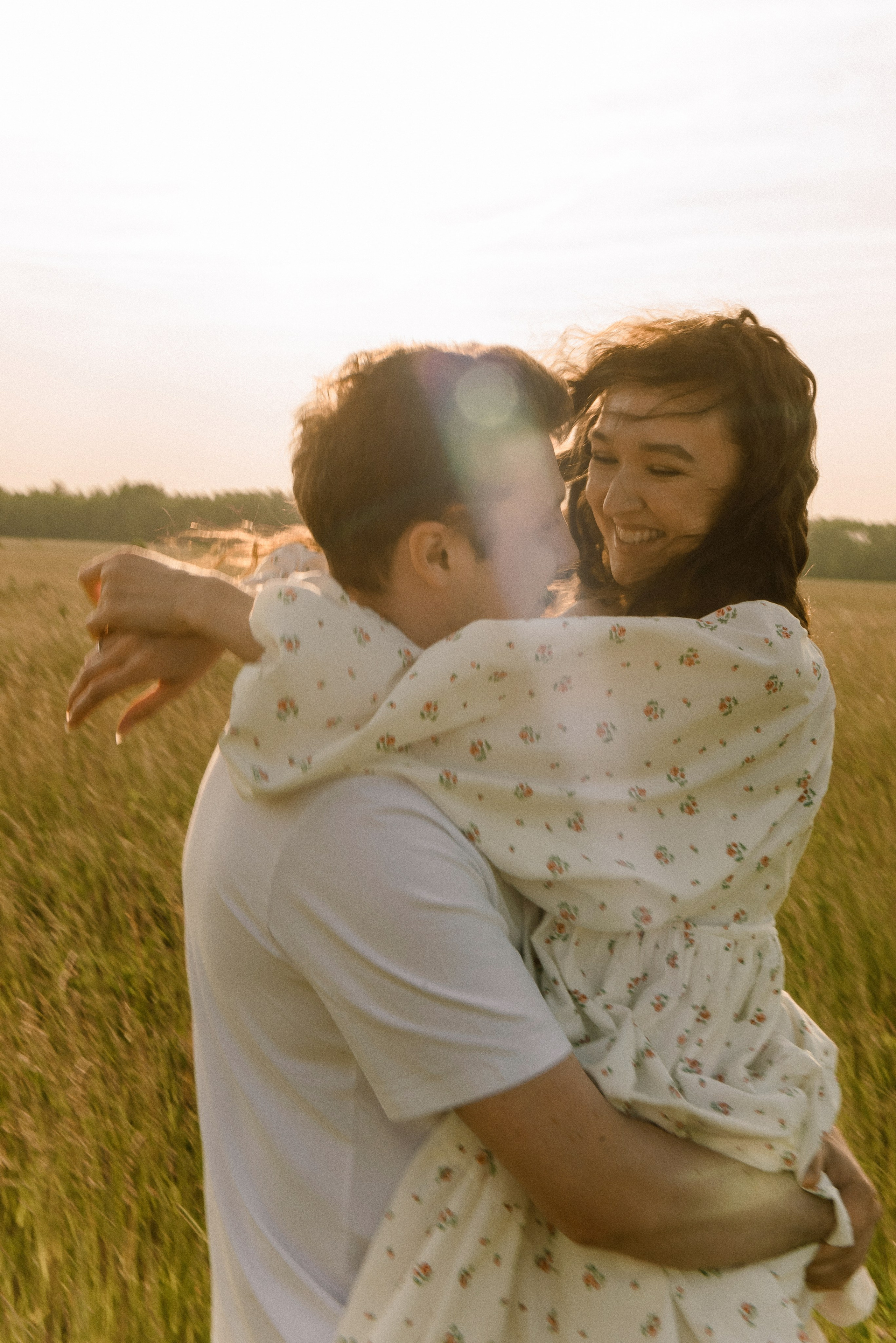 Лиза и Лёша в поле. Свадебный фотограф в Санкт-Петербурге София Шубик