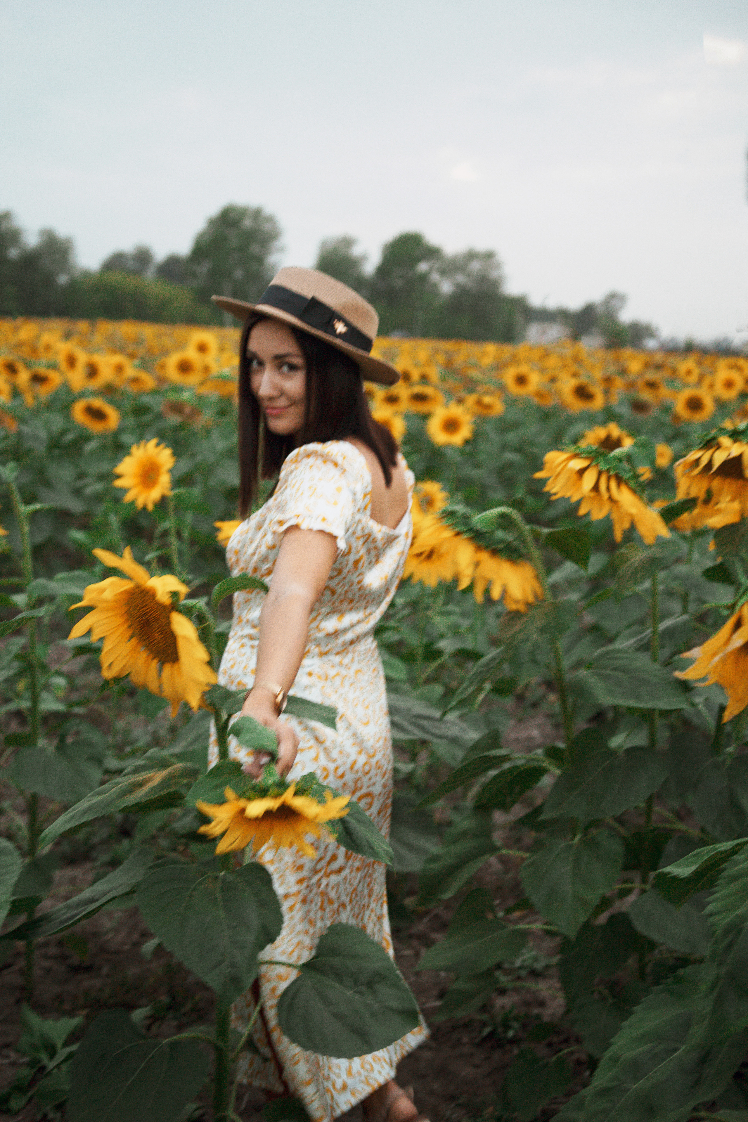 Фотосессия девушка в поле подсолнухов. Портретный фотограф в Москве Ольга Акушко