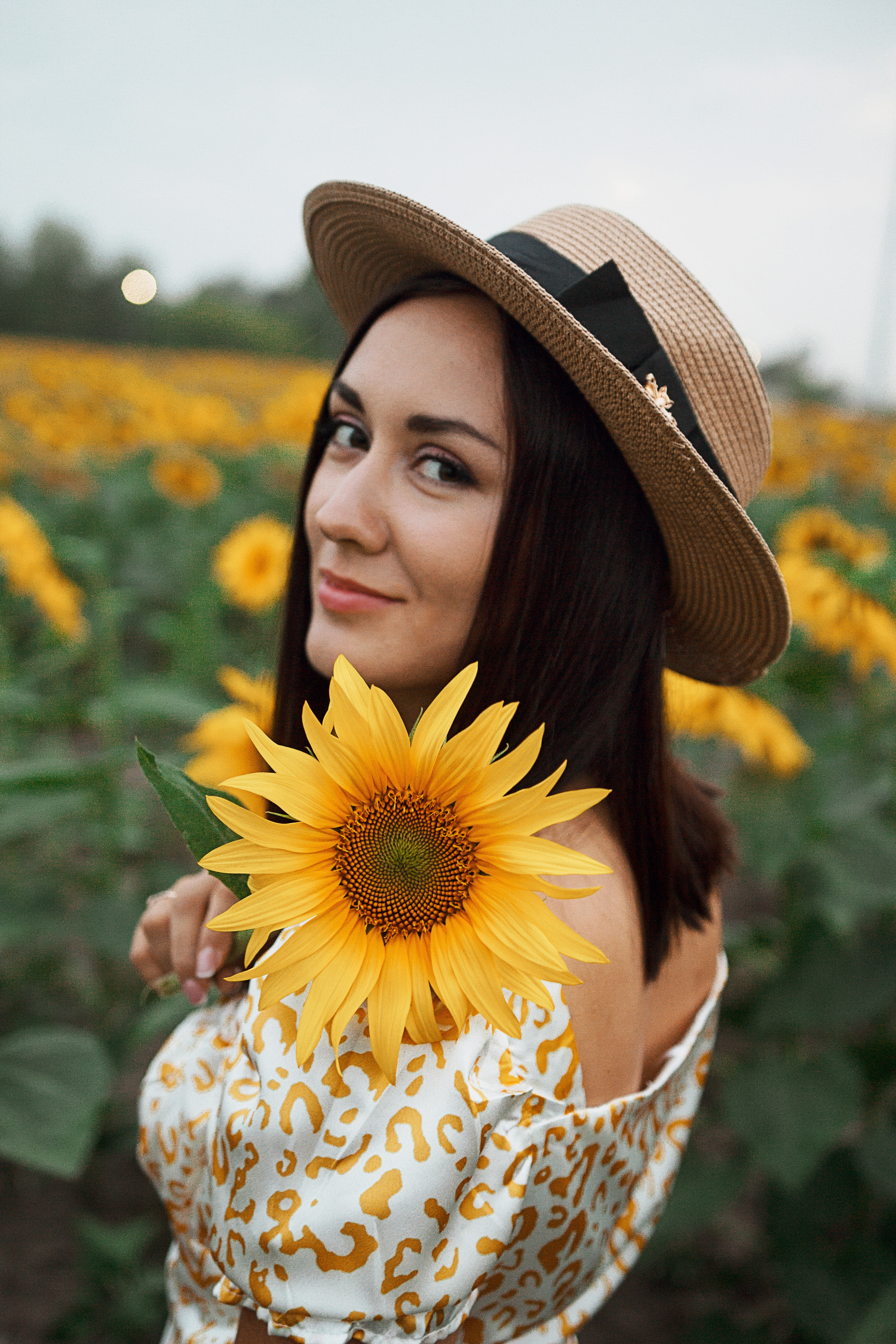 Фотосессия девушка в поле подсолнухов. Портретный фотограф в Москве Ольга Акушко