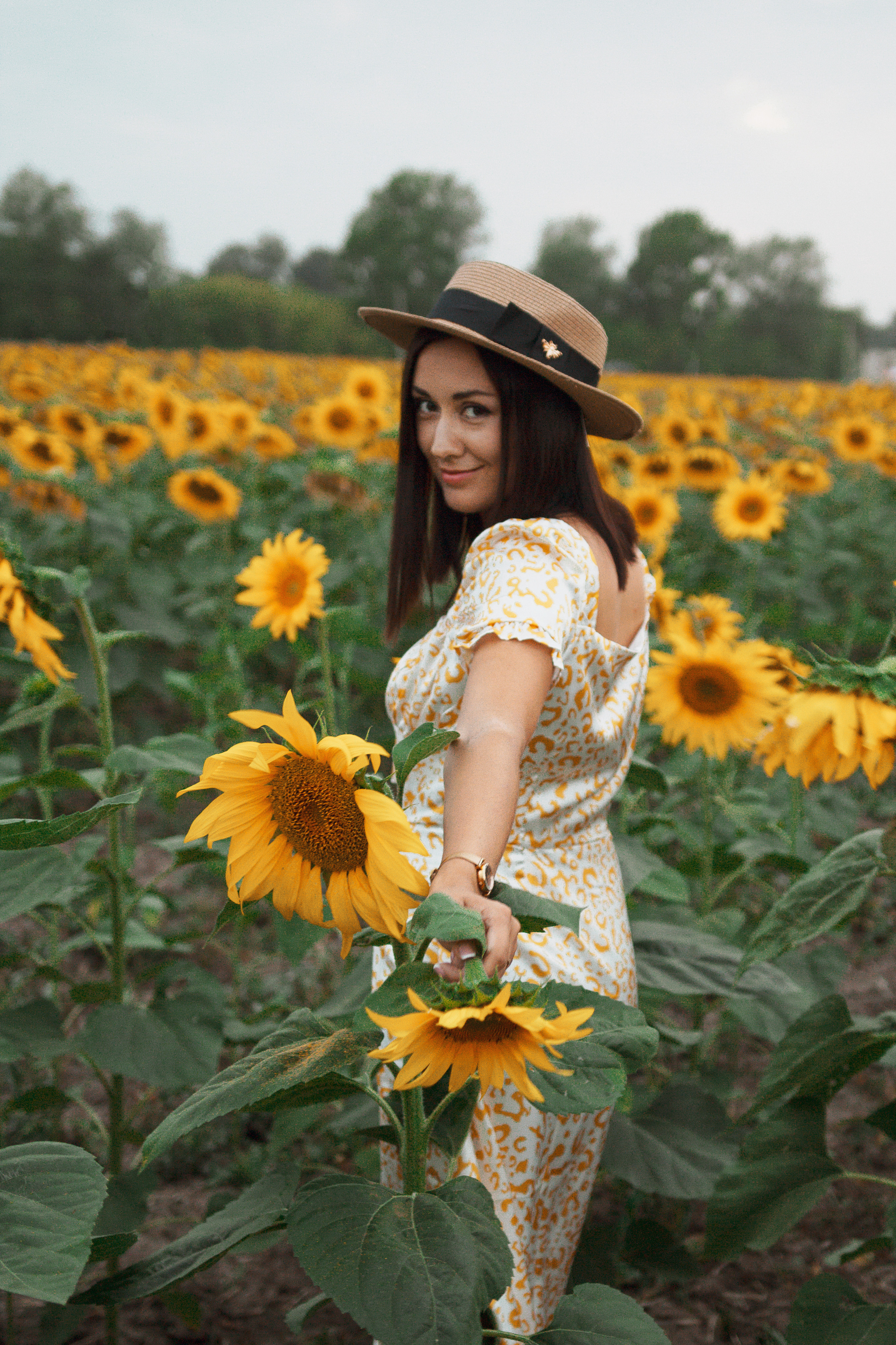 Фотосессия девушка в поле подсолнухов. Портретный фотограф в Москве Ольга Акушко