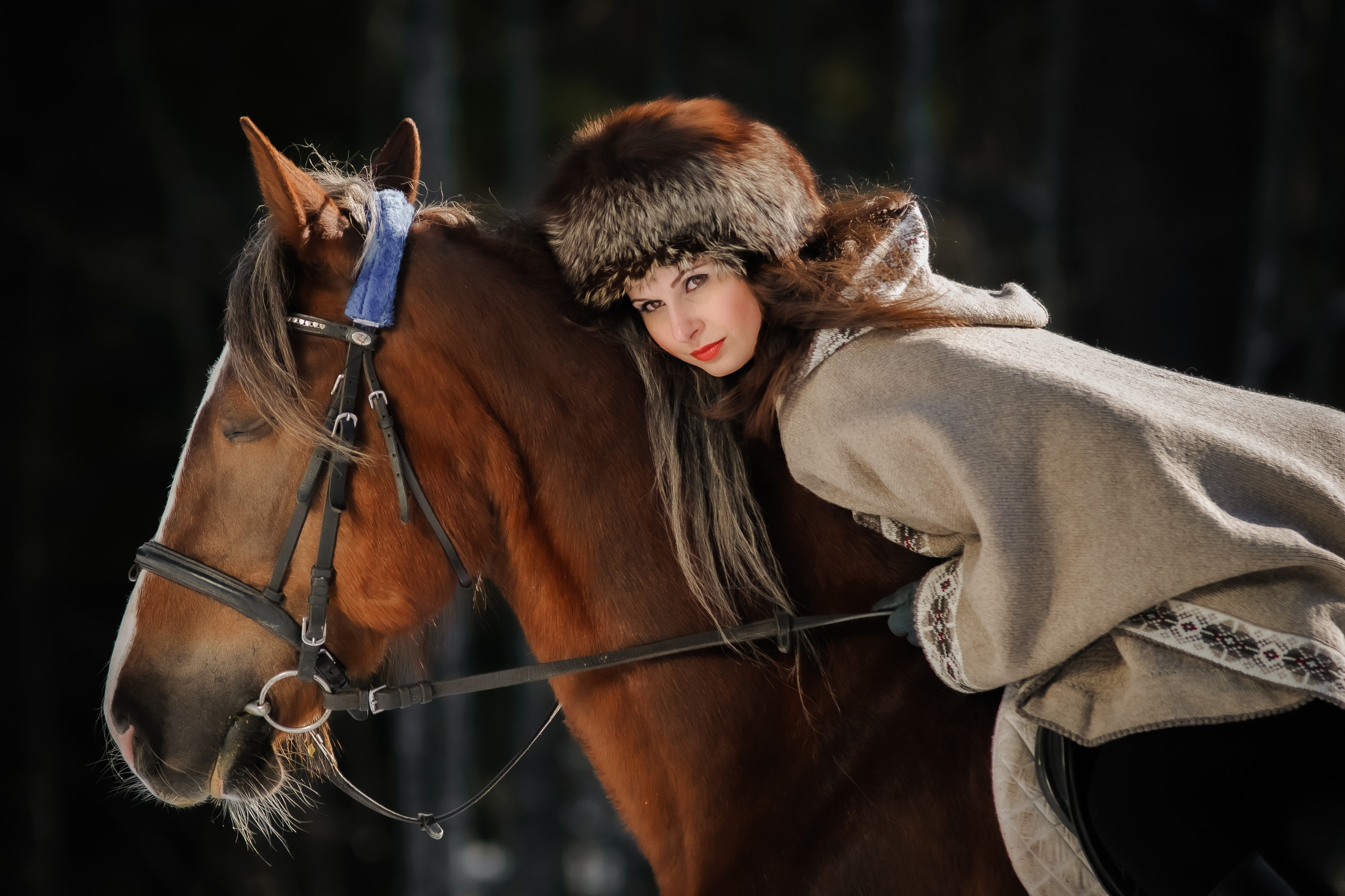 Женская фотосессия с лошадьми на природе 