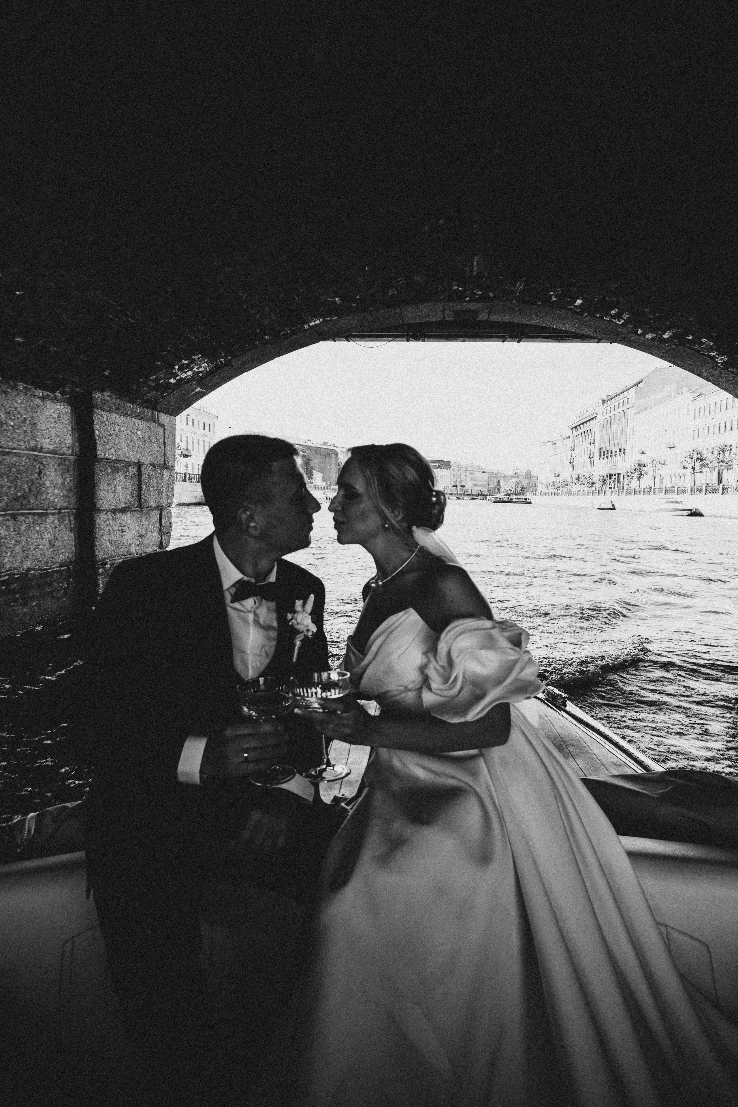 СВАДЕНБНАЯ СЬЕМКА НА КАТЕРЕ ПО КАНАЛАМ САНКТ-ПЕТЕРБУРГА И В АКВАТОРИИ НЕВЫ. Профессиональный фотограф, Санкт-Петербург — Виктория Богомолова