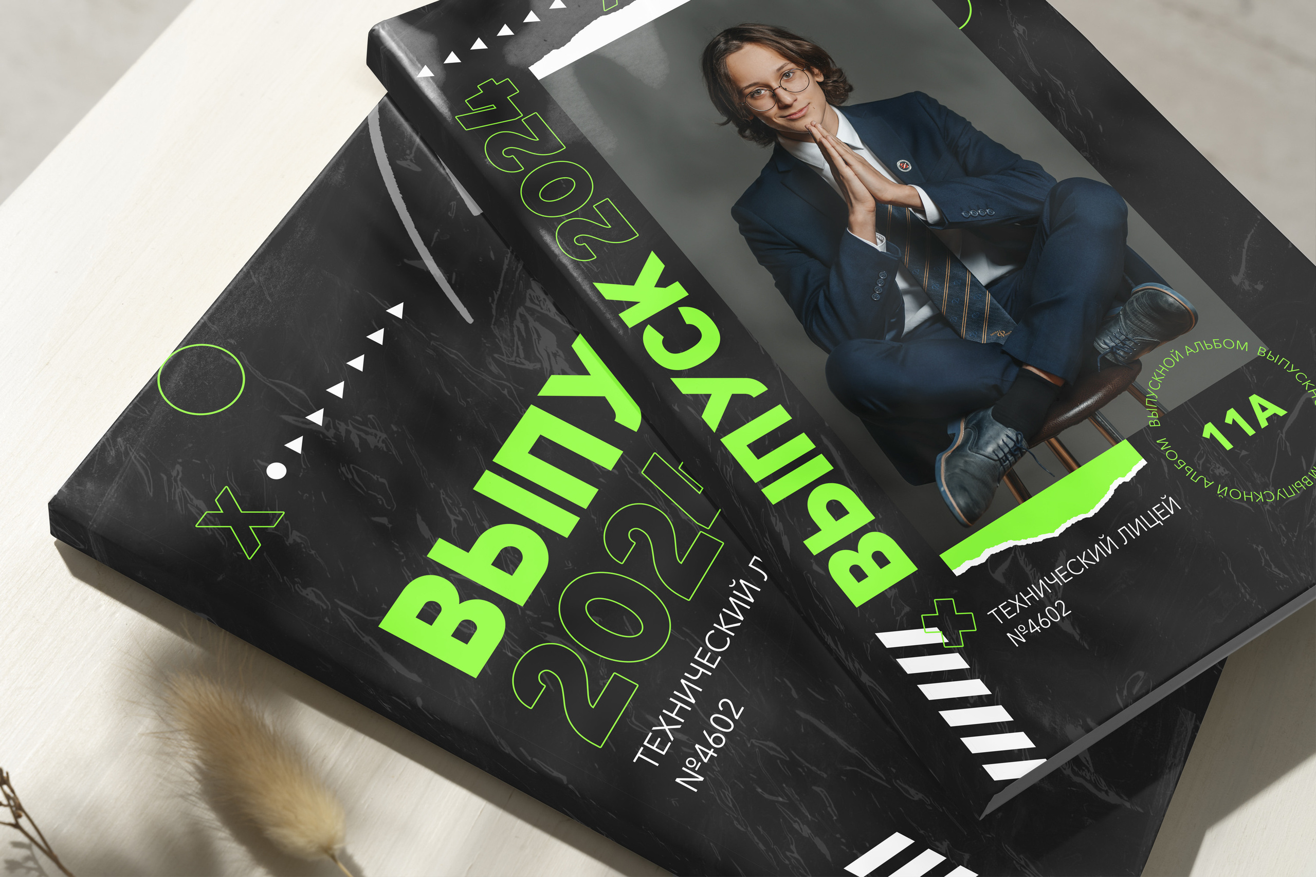 Выпускные альбомы с портретом выпускника на обложке. Темный дизайн с ярко-зеленым текстом.