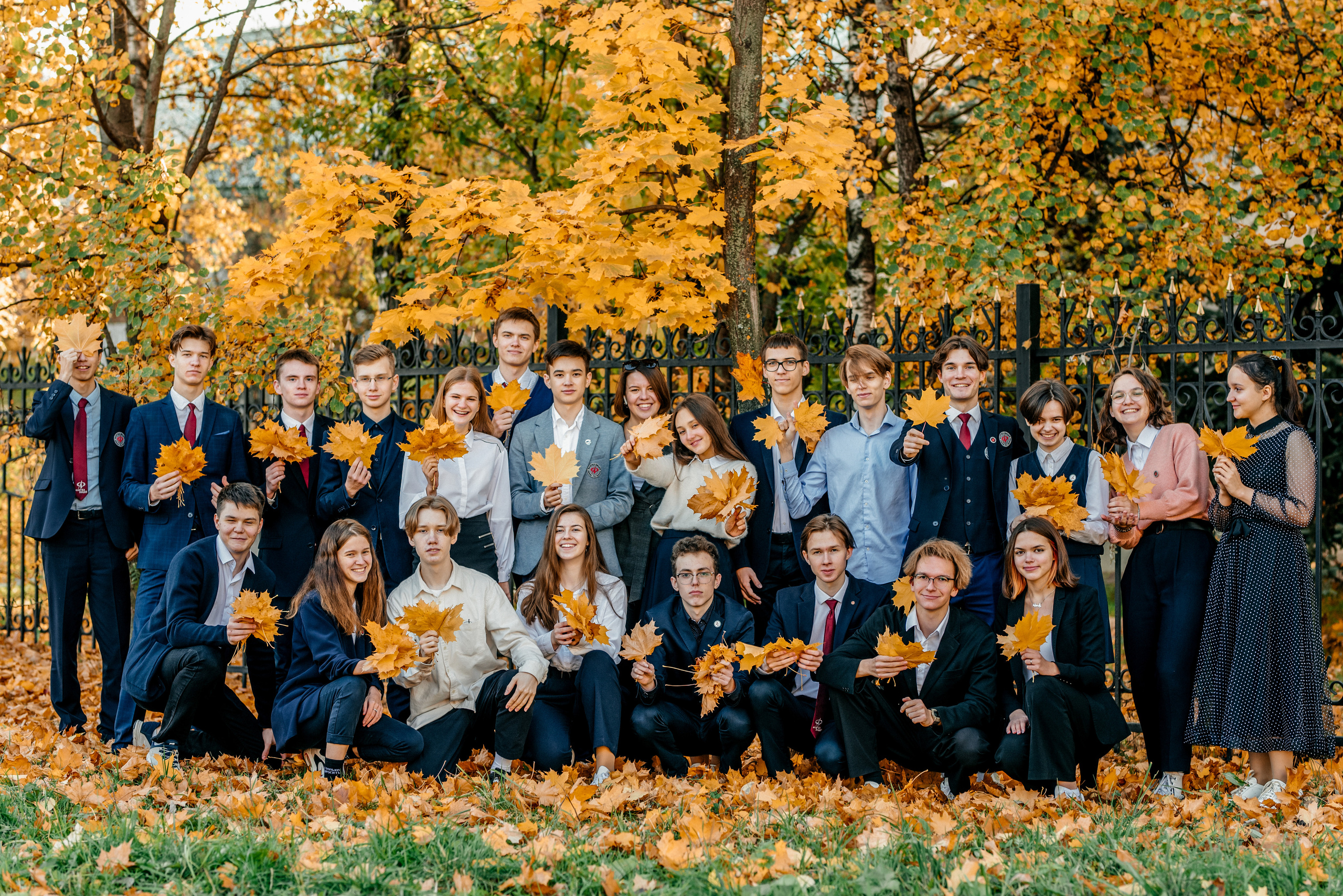 Фотография класса в осеннем парке. У ребят в руках осенние листья, все улыбаются