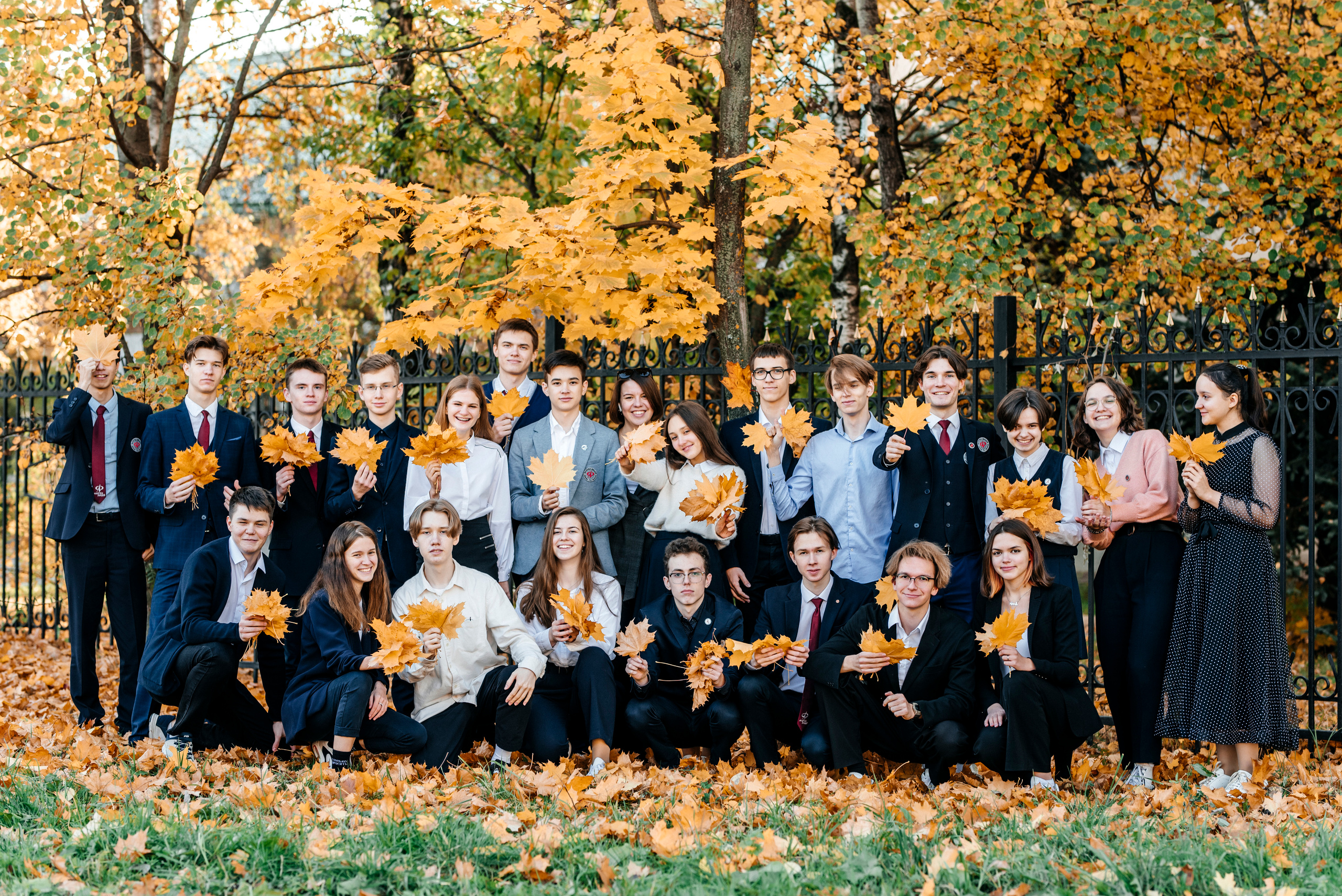 Осенние фотографии для выпускного альбома. Выпускные альбомы. Школьный фотограф в Брянске и Москве Алла Жарикова