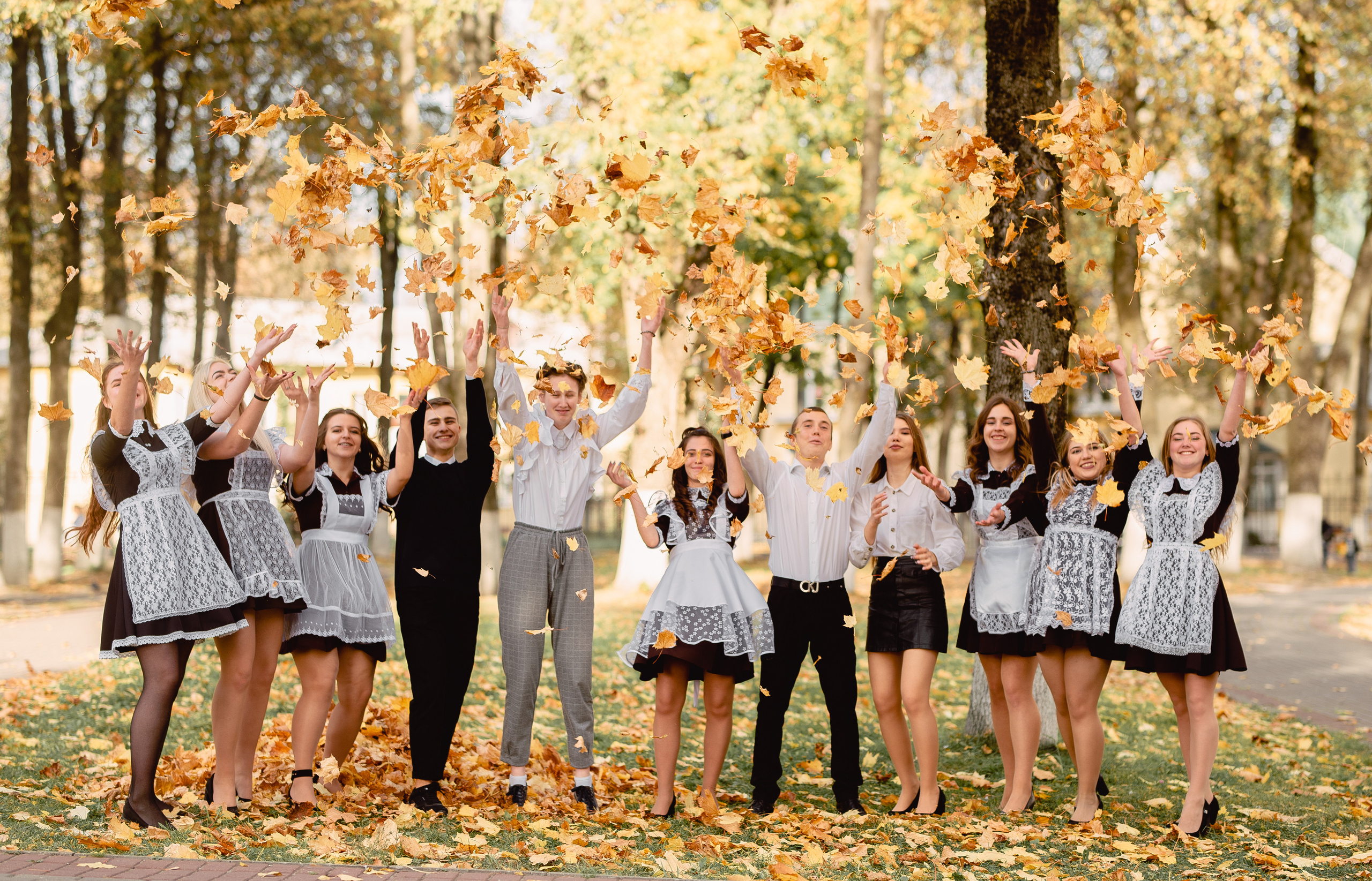 Осенние фотографии для выпускного альбома. Выпускные альбомы. Школьный фотограф в Брянске и Москве Алла Жарикова