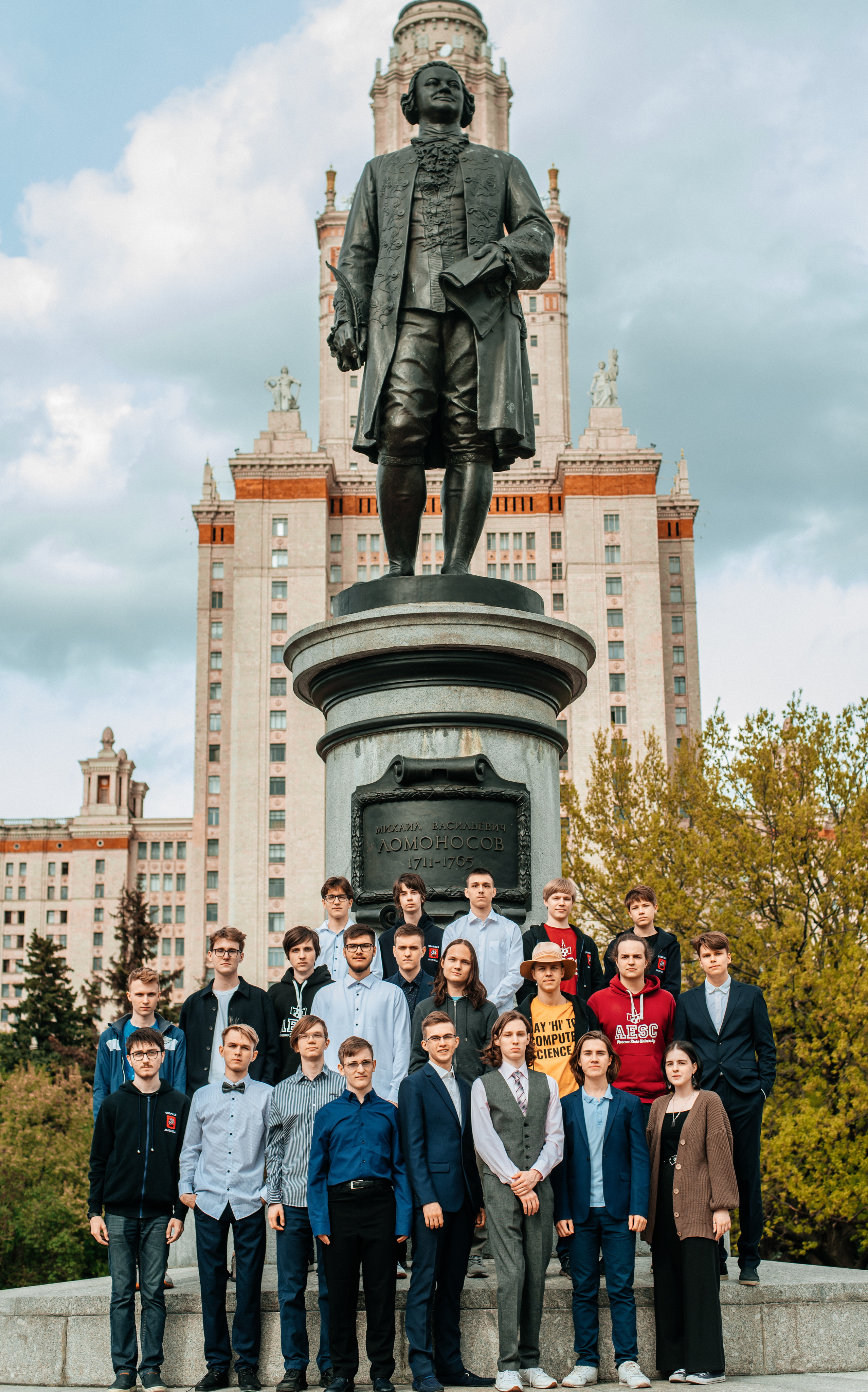 Общая фотография выпускного класса на фоне МГУ в солнечный весенний день