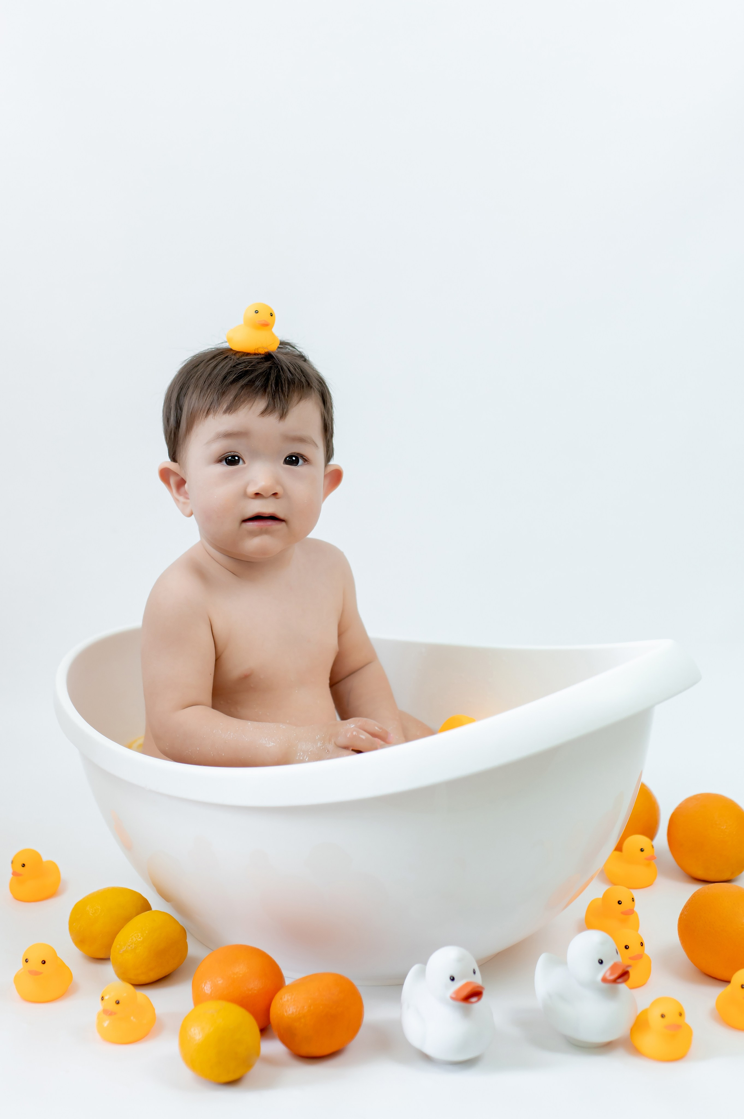 Купание в ванночке. Детский и семейный фотограф Эльмира Веселова. Детская фотостудия Мира. Фотосессия на годик