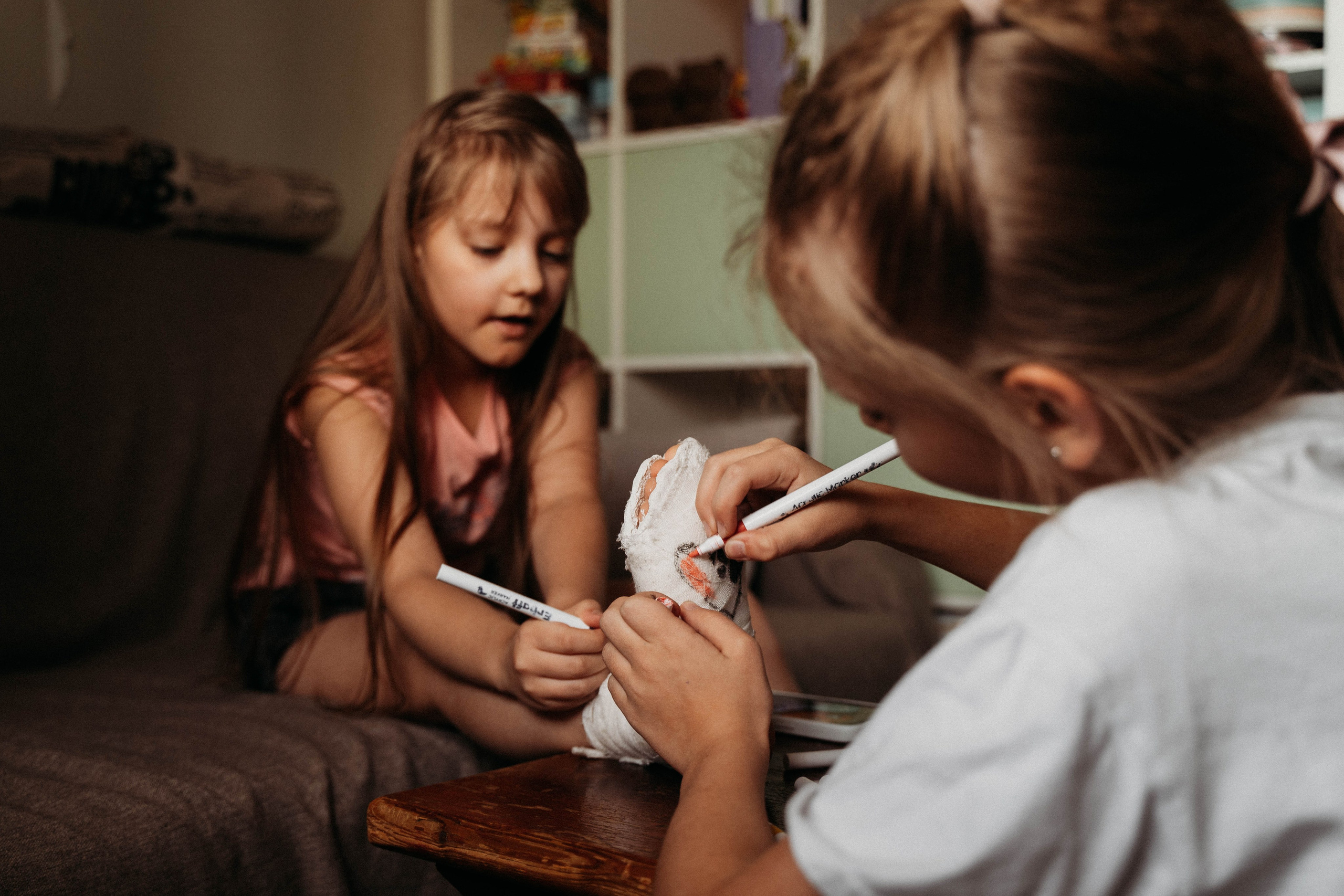 Устя и гипс. Семейный фотограф в Москве Алёна Шестунова