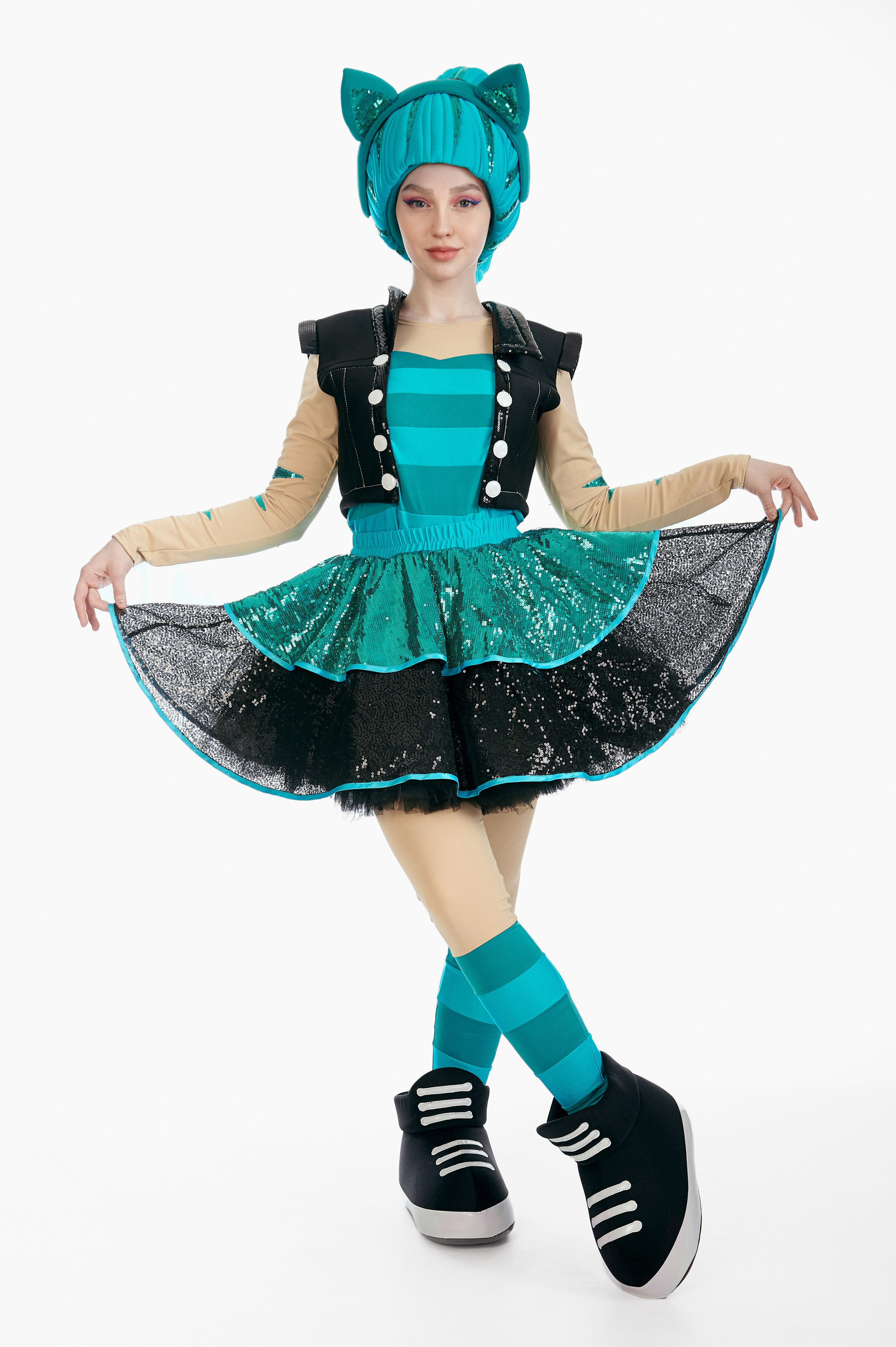 Аниматоры парка «Vanana Park» в «ТРЦ ПЛАНЕТА» на белом фоне. Фотограф Яковлев Роман — Красноярск