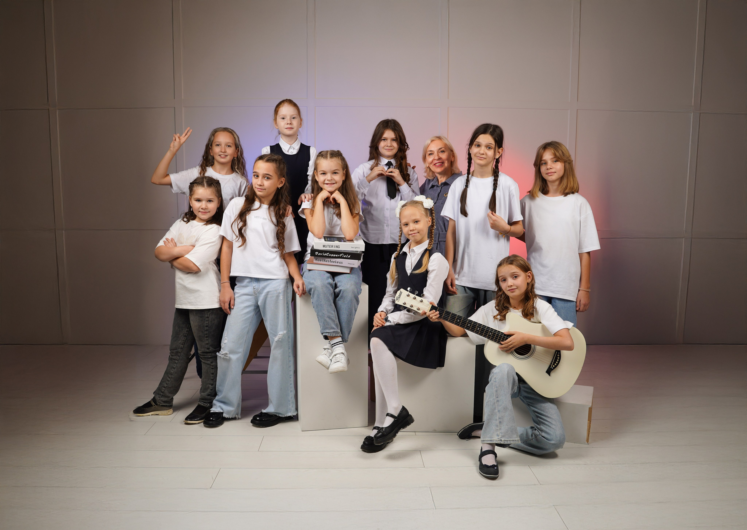 Выпускные альбомы для младших классов в Красноярске от AlbomKras 📚👶. AlbomKras -выпускные альбомы Красноярска с авторским дизайном и качественной фотосъемкой! ⭐⭐⭐⭐⭐ 5.0