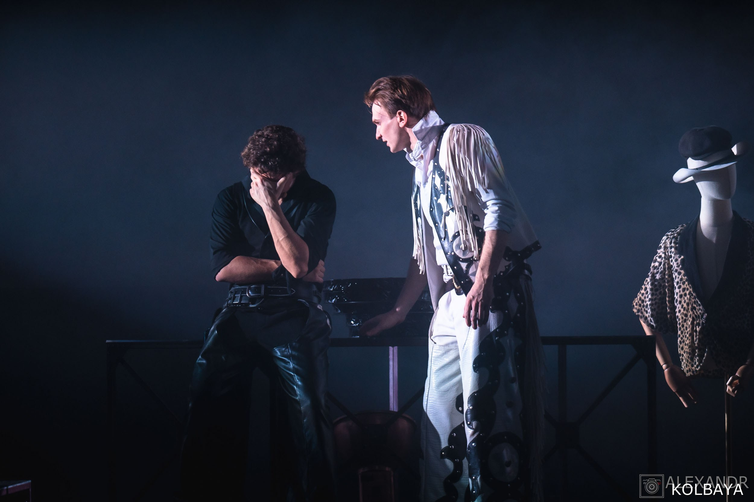 Фотографии со спектакля «Привет, я тетя Чарли». Концертный и театральный репортажный фотограф в Москве Александр Колбая