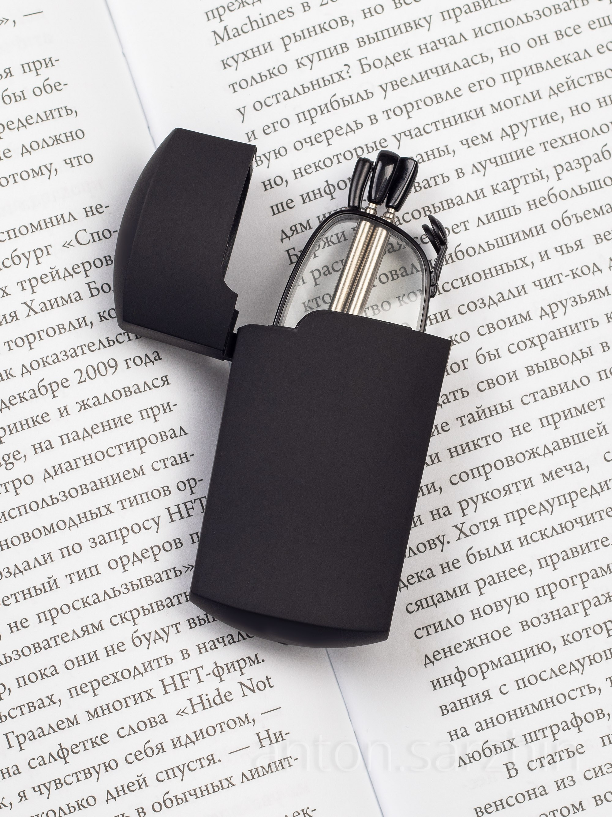 Очки в чехле на книге