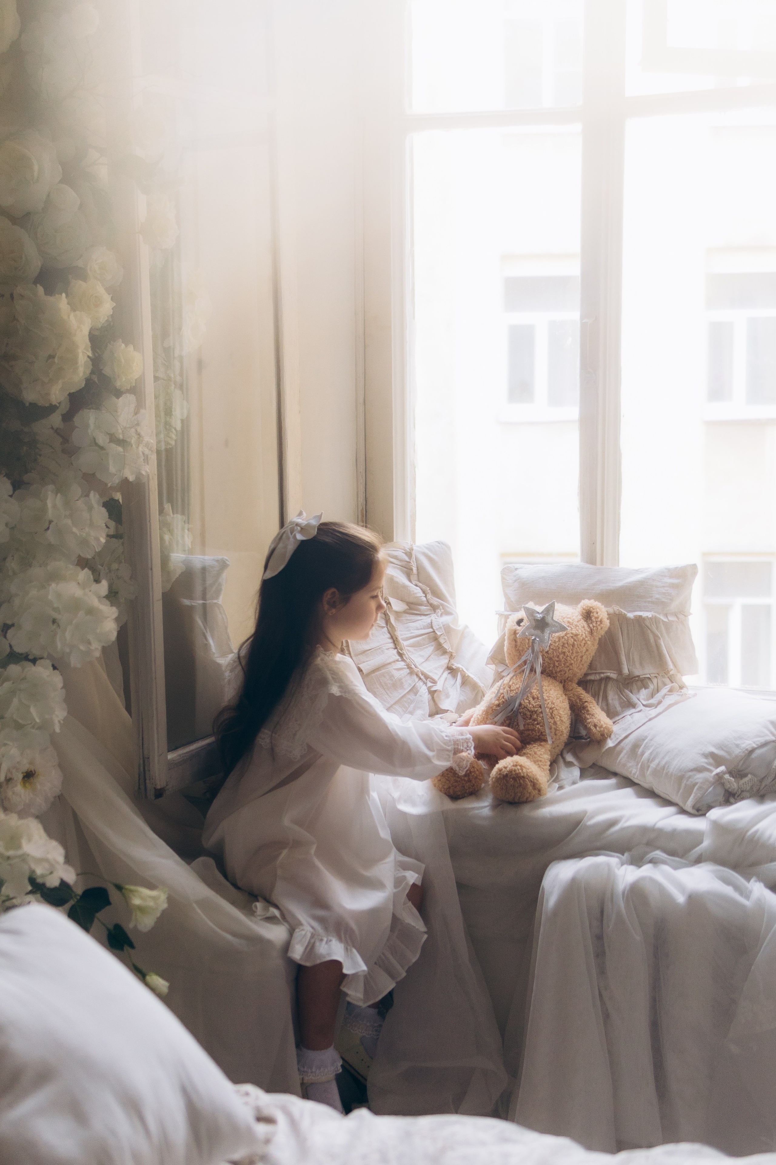 сказочная детская фотосессия в студии с цветами